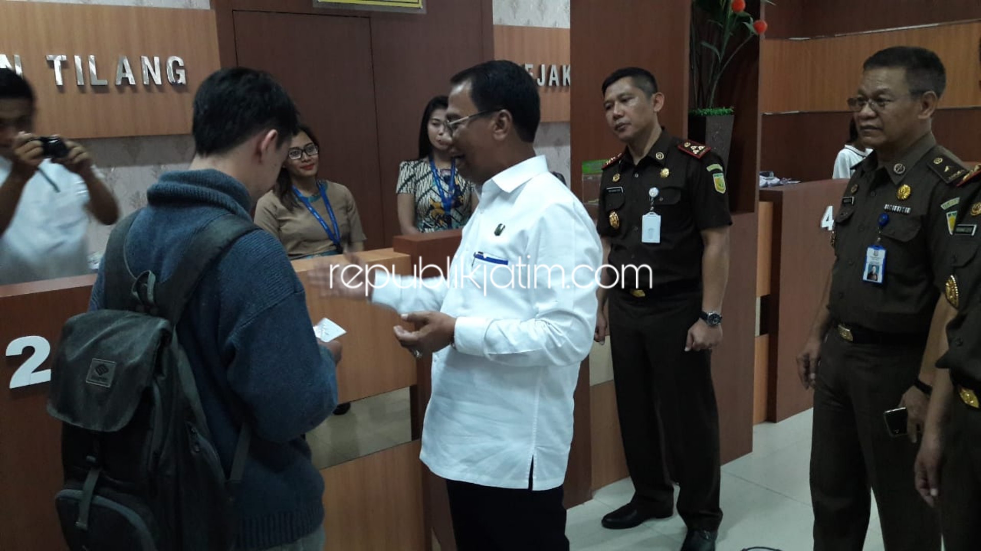 SIDAK - Jamwas, M Yusni menggelar Inspeksi Mendadak (Sidak) ke Pelayanan Tilang di Kejari Sidoarjo didampingi Kajati, Mohamad Dofir, Kajari Sidoarjo, Setiawan Budi Cahyono dan para stafnya untuk melihat persiapan penilaian WBK, Selasa (29/10/2019).