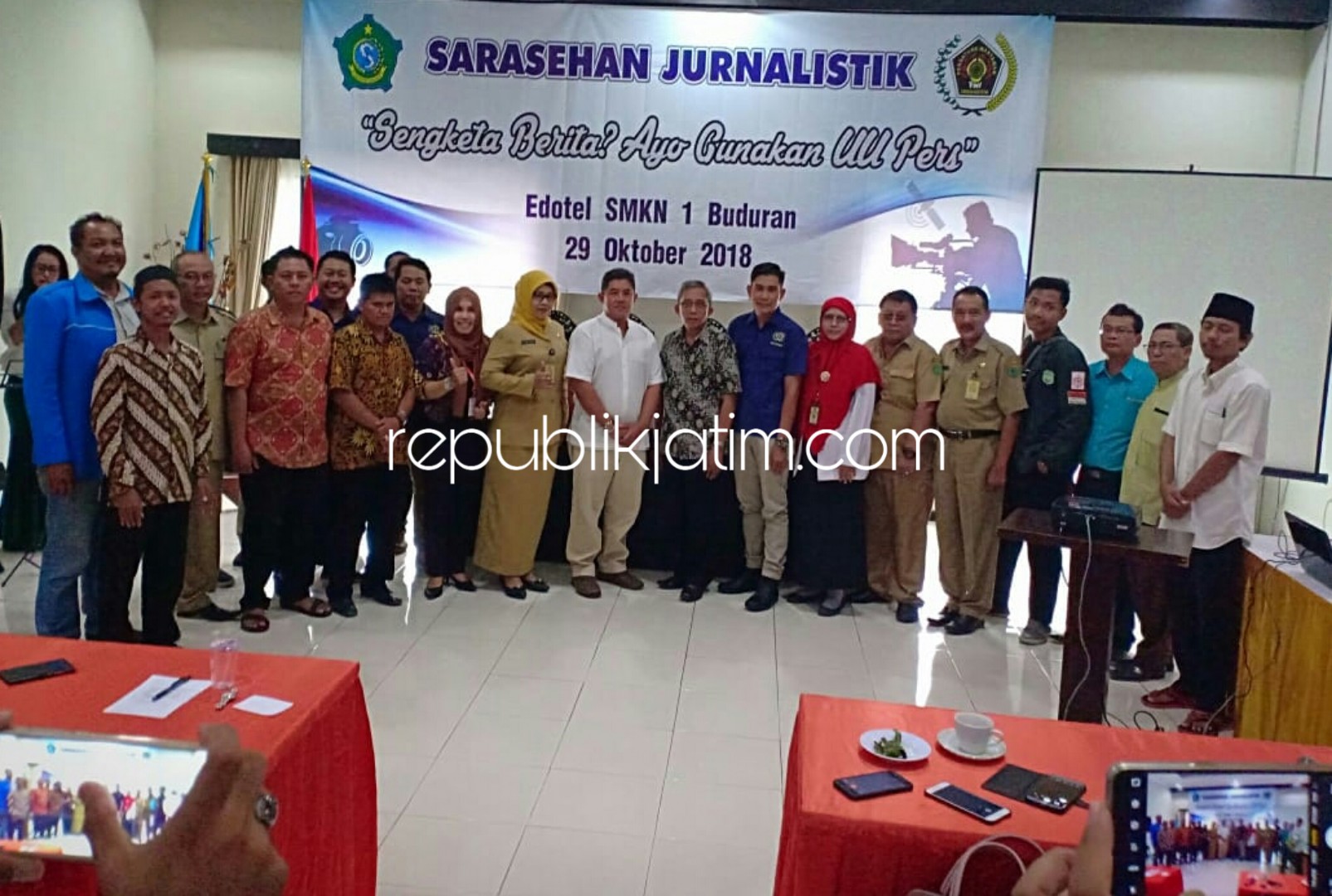 SARASEHAN - PWI Sidoarjo menggelar acara Sarasehan Jurnalistik bertema Sengketa Berita? Ayo Gunakan UU Pers di Edotel SMKN I Buduran, Sidoarjo dengan pembicara Zaenal Arifin Emka (Stikosa-AWS) dan Ame Dwi Pramesti (Alfamart), Senin (29/10/2018).
