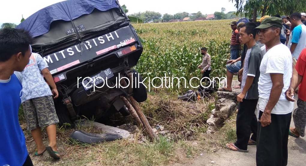 EVAKUASI - Kondisi kedua kendaraan motor Suzuki Nex dan mobil pikup saat dievakuasi dari lokasi kecelakaan di JL Raya Mlarak-Sambit, Desa Nglumpang, Kecamatan Mlarak, Ponorogo, Jumat (29/10/2021).
