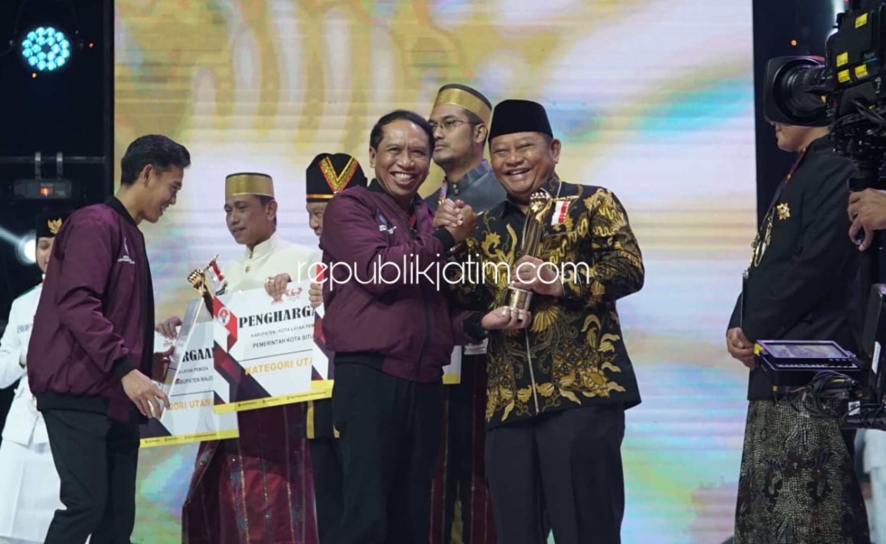 PENGHARGAAN - Menteri Pemuda dan Olahraga RI, Zainuddin Amali menyerahkan tropi penghargaan Kabupaten Layak Pemuda ke Bupati Sidoarjo, Saiful Ilah saat puncak peringatan Hari Sumpah Pemuda ke 91 di Jakarta Concert Hall Inews, Senin (28/10/2019) malam.