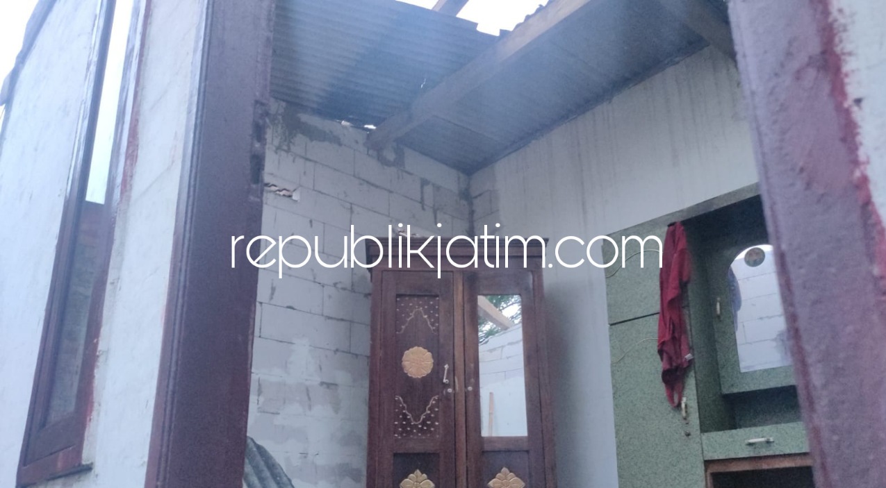 RUSAK - Ratusan rumah warga Desa Mulyodadi dan Desa Pagerngumbuk, Kecamatan Wonoayu, Sidoarjo rusak diterjang amukan angin kencang disertai hujan es, Jumat (29/10/2021) petang.