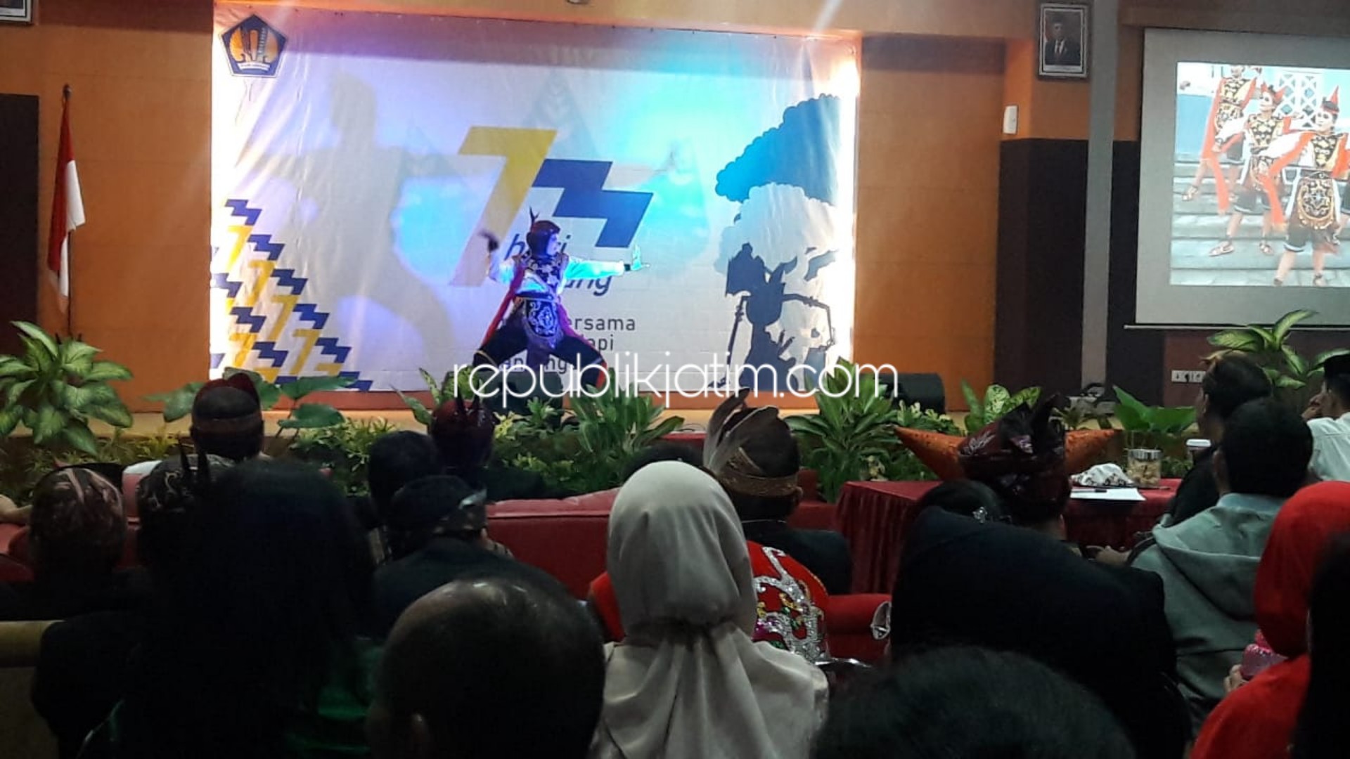 LUDRUKAN - Sejumlah pegawai Kanwil dibawa naungan Kemenku mengikuti lomba Ludrukan di Kanwil DJP Jatim II dengan berbagai macam cerita, Rabu (30/10/2019).