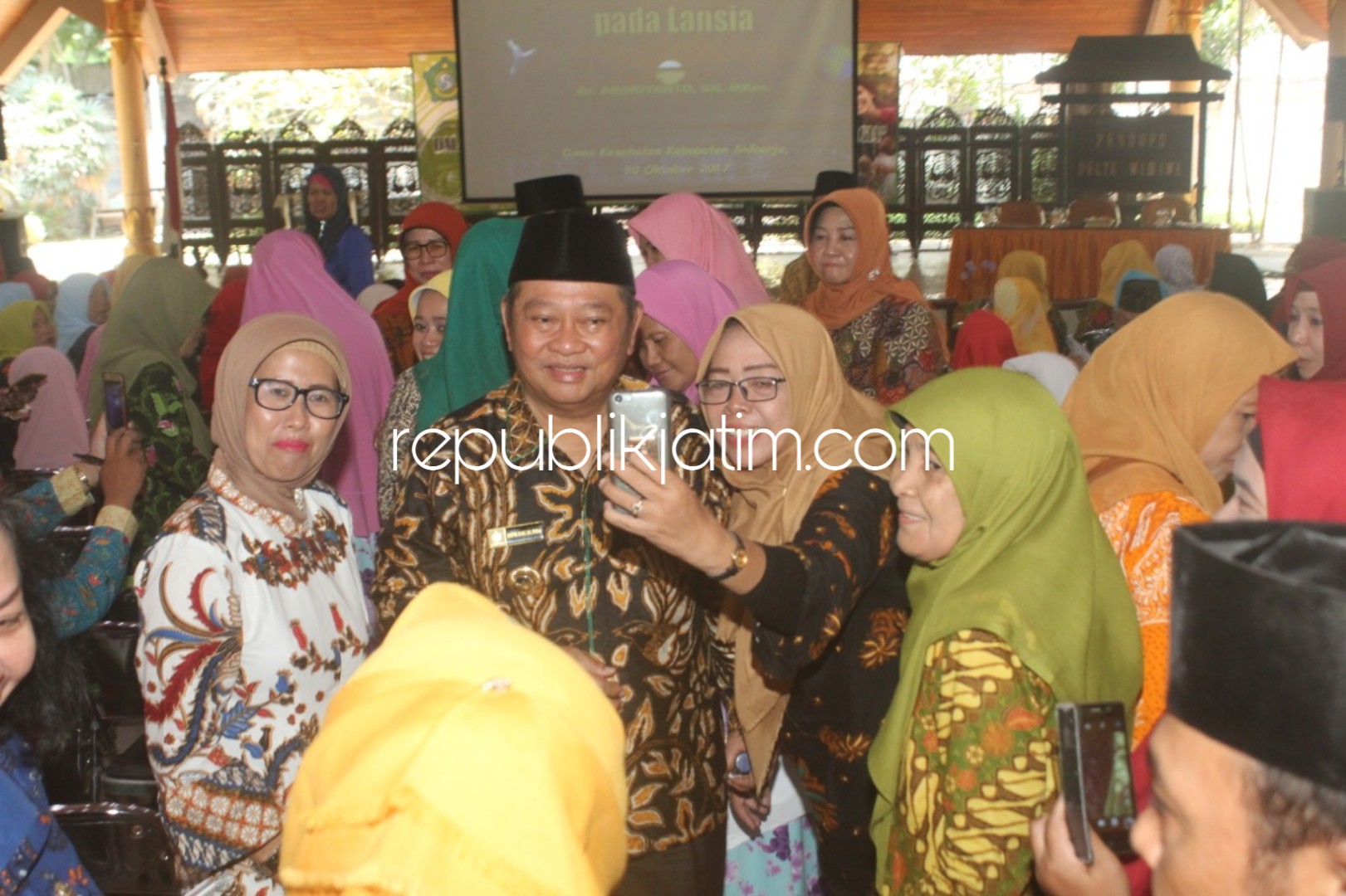 BUKA SEMINAR - Bupati Sidoarjo, Saiful Ilah membuka acara Seminar Kesehatan Lansia di Pendopo Delta Wibawa, Selasa (30/10/2018).