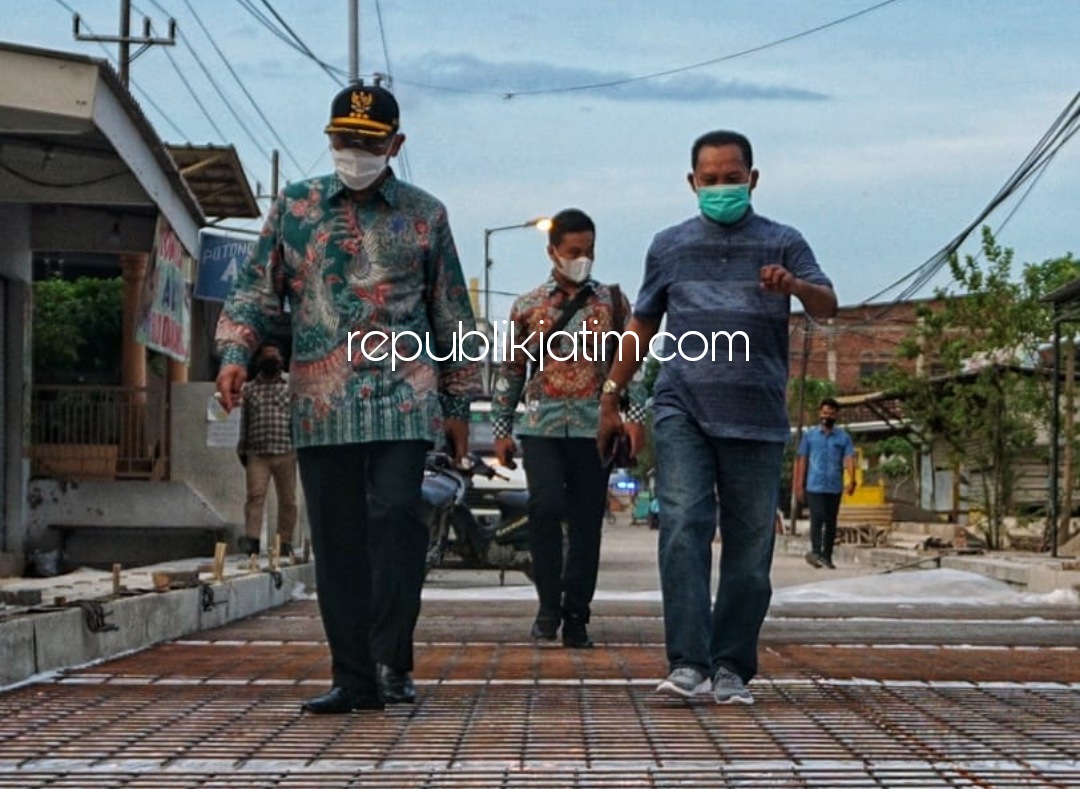 SIDAK - Pj Bupati Sidoarjo, Hudiyono menggelar sidak proyek pembangunan JL Desa Damarsi, Kecamatan Buduran menunu Sedati, Kamis (29/10/2020) sore. 
