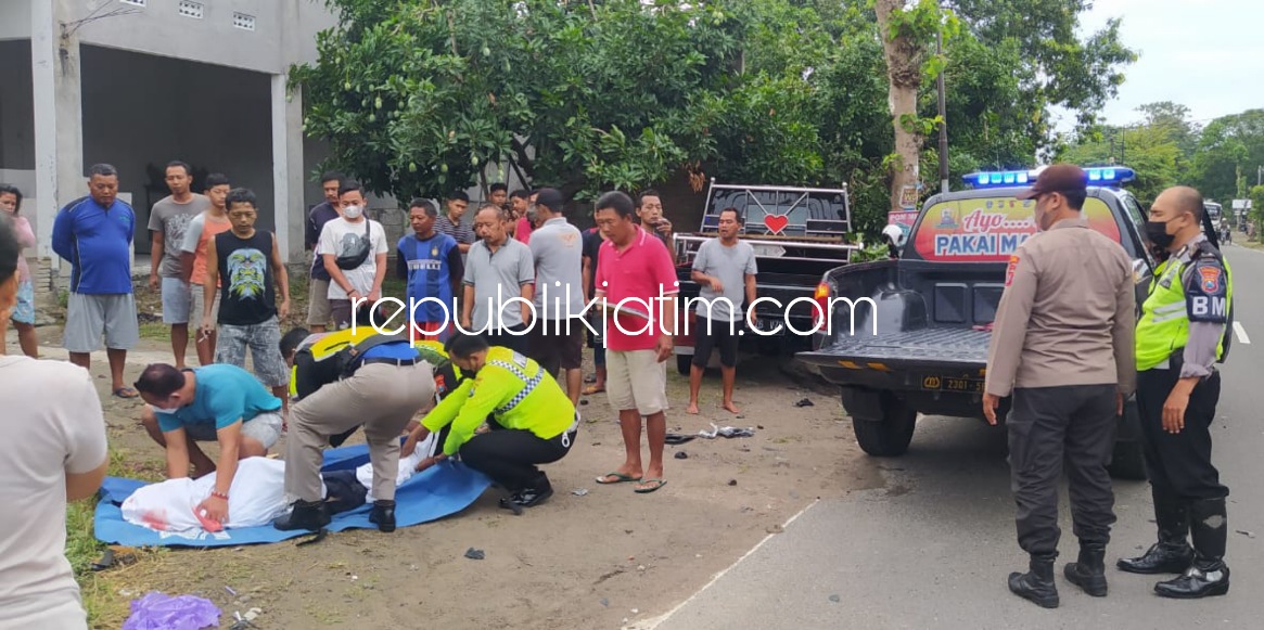 EVAKUASI - Petugas Unit Laka Satuan Lantas Polres Ponorogo saat olah TKP dan mengevakuasi korban tewas dalam kecelakaan motor pelajar ditabrak pikup di JL Raya Ponorogo-Jenangan, Desa Ngrupit, Kecamatan Jenangan, Ponorogo, Sabtu (30/10/2021).