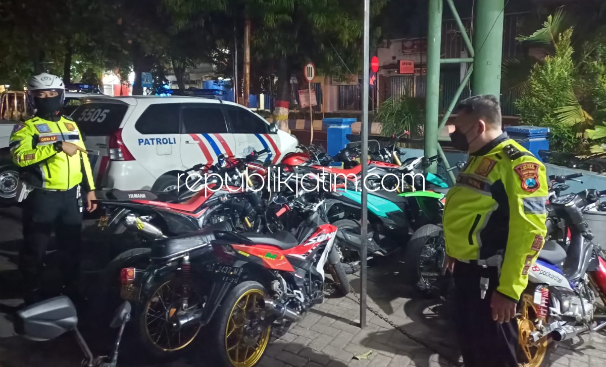 DITAHAN - Puluhan sepeda motor yang tidak sesuai spek diamankan dan ditahan petugas Satuan Lantas Polres Ponorogo karena diduga akan balap liar di jalan umum, Minggu (31/10/2021) dini hari. 