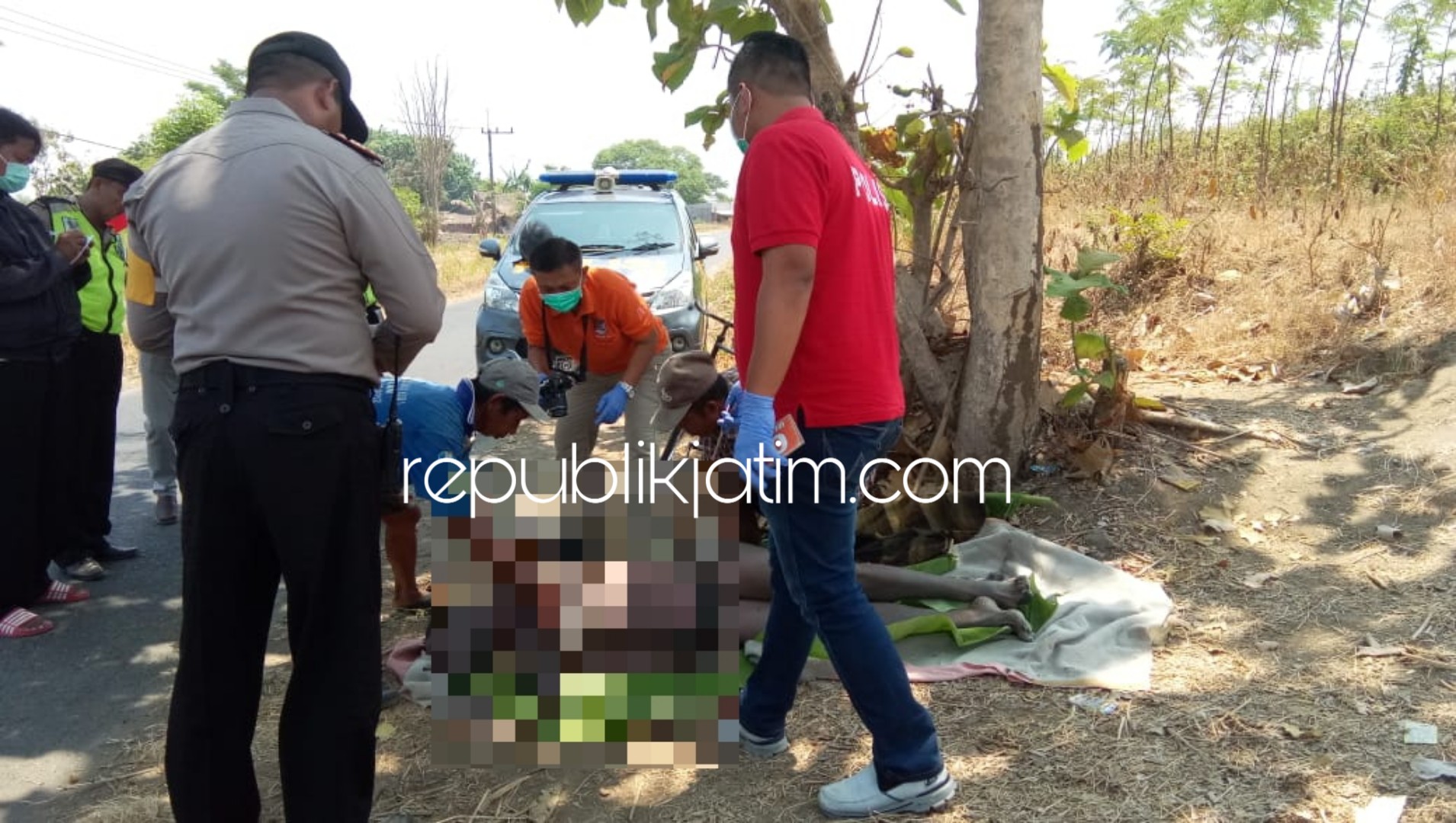 IDENTIFIKASI - Petugas mengidentifikasi korban Nurakim saat dievakuasi dari Sungai Brantas yang hanya mengenakan celana dalam, Rabu (31/10/2018).