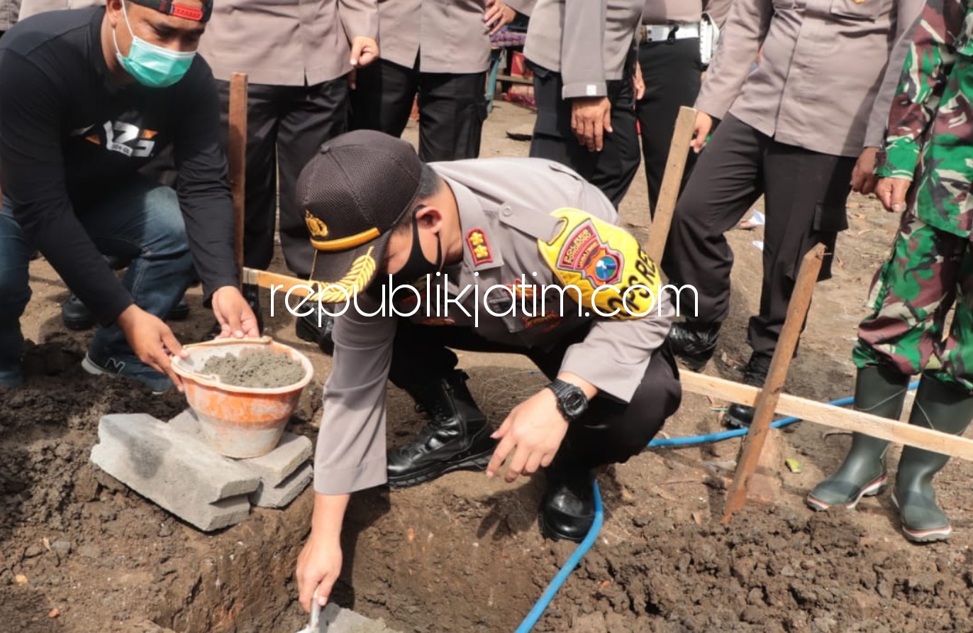 BAKSOS - Kapolres Ponorogo, AKBP Mochamad Nur Azis meletakkan batu pertama dan meyerahkan paket bantuan kepada warga Dusun Segropyok Jatikunir, Desa Pulung Merdiko, Kecamatan Pulung, Sidoarjo, Jum'at (30/10/2020). 