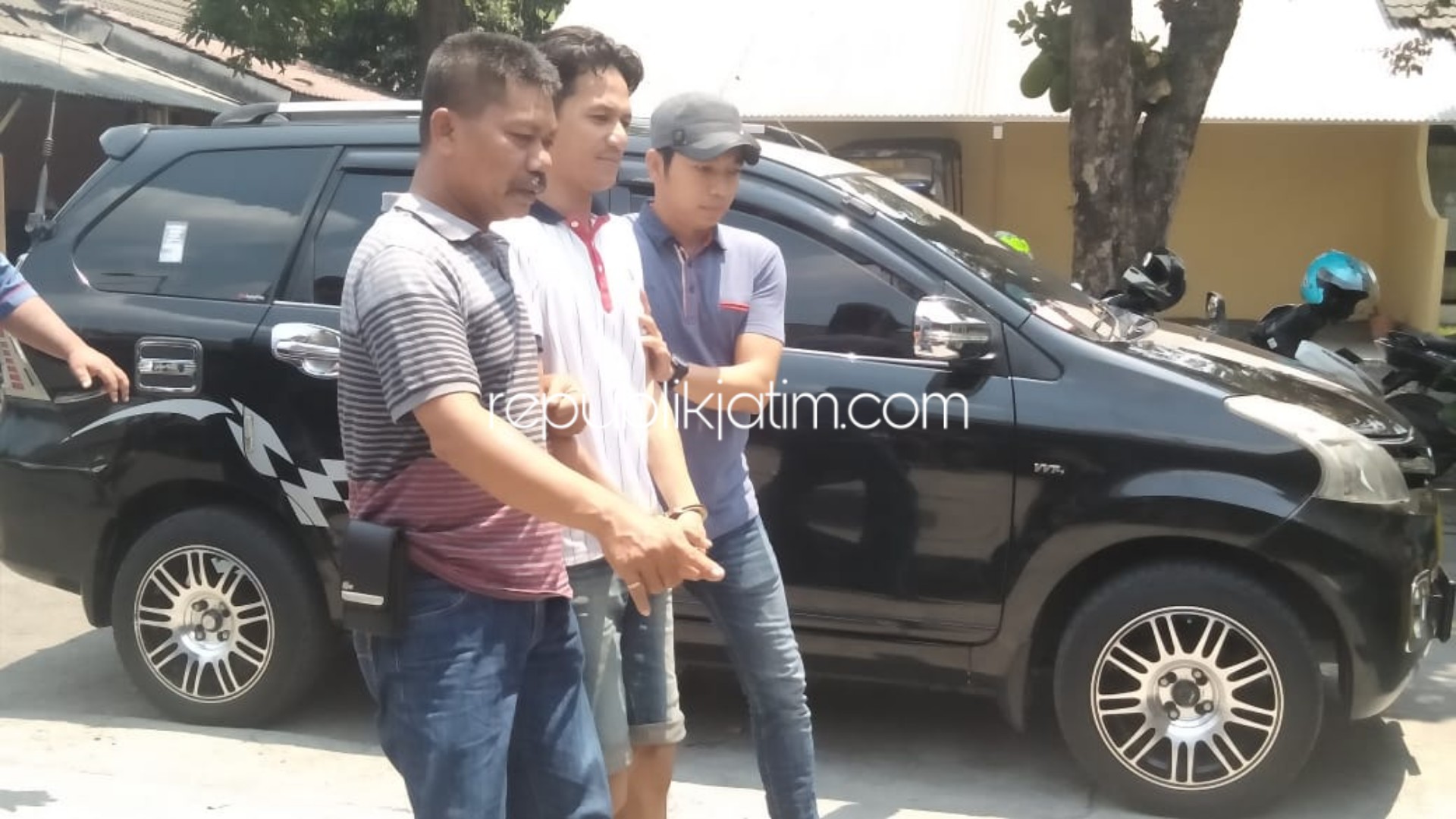 DIGELANDANG - Tersangka pengedar sabu-sabu, Moh Zainul Ashari (36) warga Dusun Sirapan, Desa Kemangsen, Kecamatan Balongbendo, Sidoarjo diringkus polisi dan digelandang bersama barang buktinya sabu-sabu 0,51 gram, Kamis (31/10/2019).