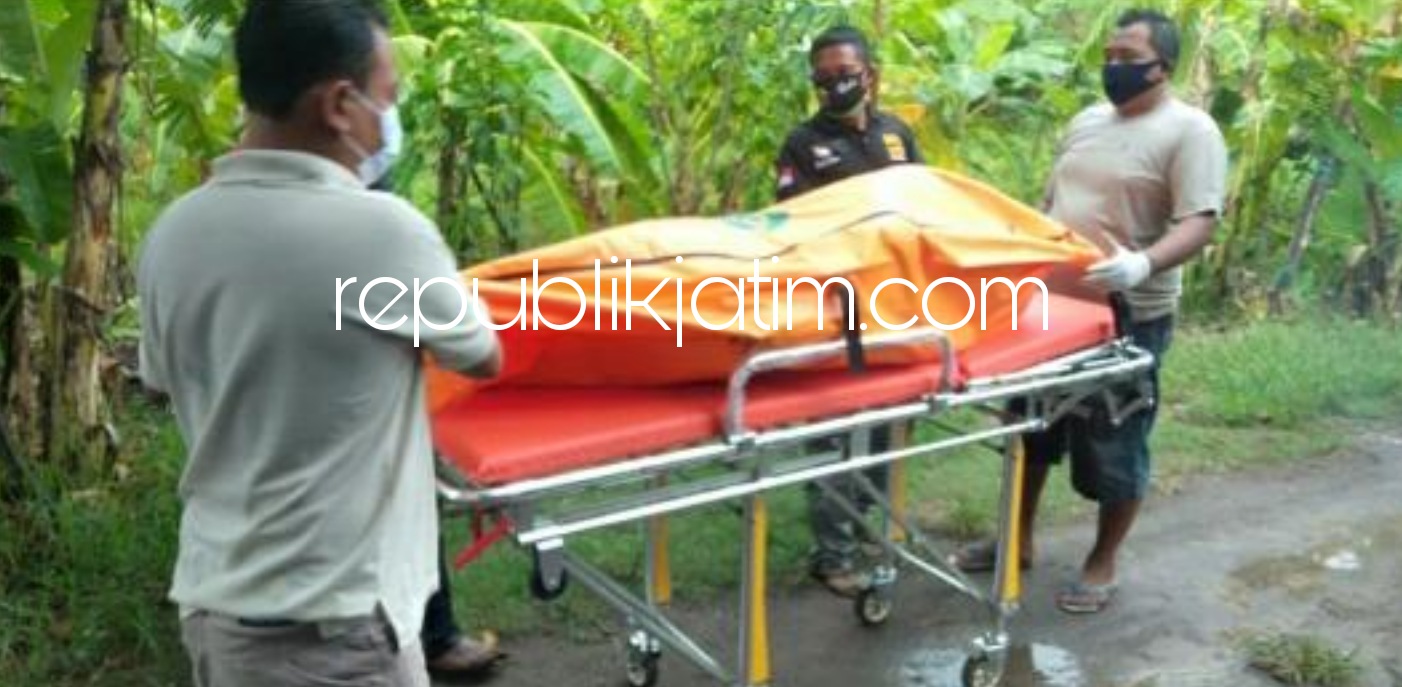 TEWAS - Petugas Polsek Krian mengevakuasi jenazah Sebo (72) warga Dusun Seketi Selatan, Desa Seketi, Kecamatan Balongbendo yang tewas di sumur kebun sengon Desa Katerungan, Kecamatan Krian, Sidoarjo, Sabtu (31/10/2020).