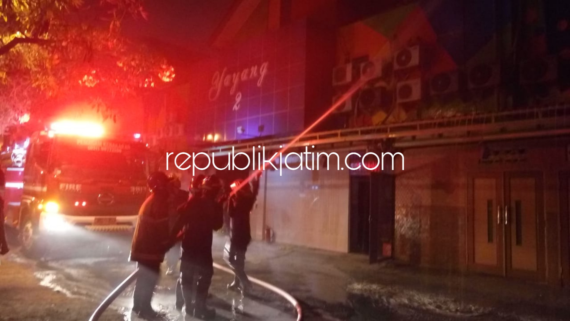 PADAMKAN - Sejumlah petugas PMK sibuk memadamkan api yang membakar Yayang Karaoke di komplek ruko JL KH Mukmin, Kelurahan Sidokare, Kecamatan Sidoarjo, Rabu (31/10/2018) malam.