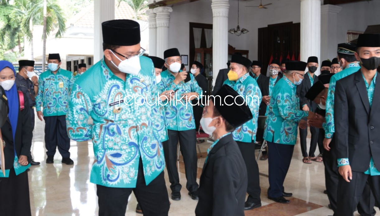 BERANGKAT - Bupati Sidoarjo, Ahmad Muhdlor Ali (Gus Muhdlor) memberangkatkan 70 orang kafilah pada MTQ Jawa Timur ke XXIX yang digelar di Kabupaten Pamekasan di Pendopo Delta Wibawa, Senin (01/11/2021).