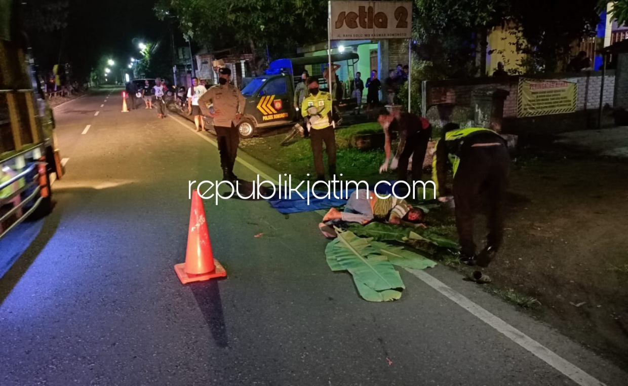 OLAH TKP - Sejumlah petugas Lantas saat olah TKP dan mengevakuasi korban tabrak lari di JL Raya Ponorogo - Solo, Desa/Kecamatan Kauman, Ponorogo, Senin (01/11/2021) dini hari. 