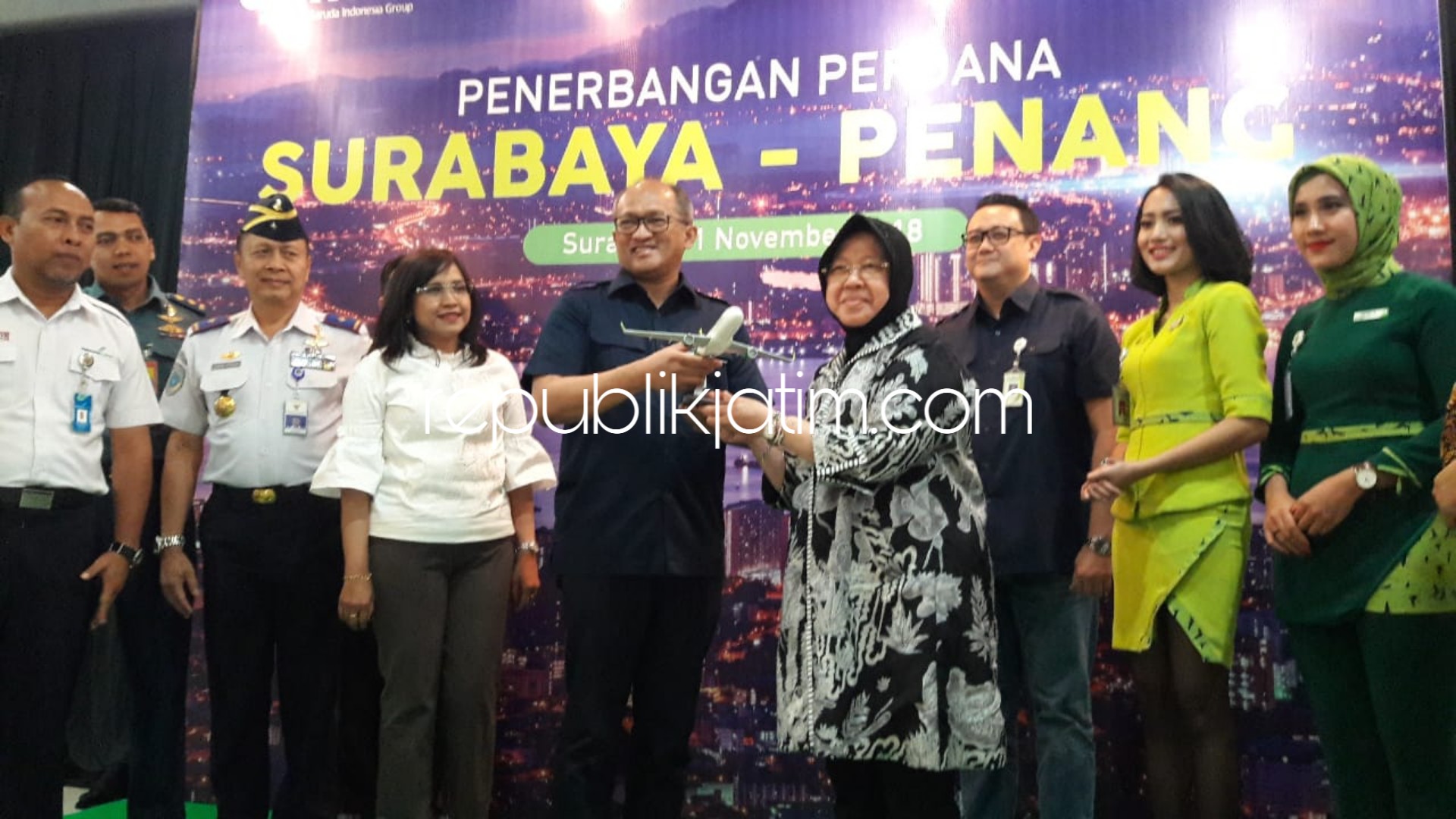 RESMIKAN - Direktur Utama PT Citilink Indonesia, Juliandra Nurtjahjo bersama Walikota Surabaya, Tri Rismaharini dan undangan meresmikan rute baru Surabaya - Penang di Terminal II Bandara Internasional Juanda, Sidoarjo, Kamis (01/11/2018).