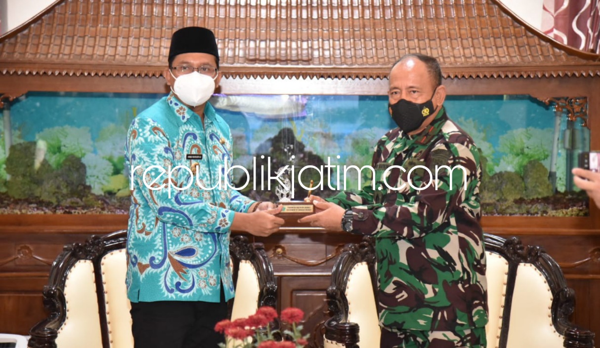 FLYOVER - Bupati Sidoarjo, Ahmad Muhdlor Ali menerima kunjungan dan audiensi Danlantamal V Surabaya Laksamana Pertama TNI Yoos Suryono Hadi beserta rombongan soal proyek pembangunan Flyover Aloha, di Pendopo Delta Wibawa, Senin (01/11/2021).