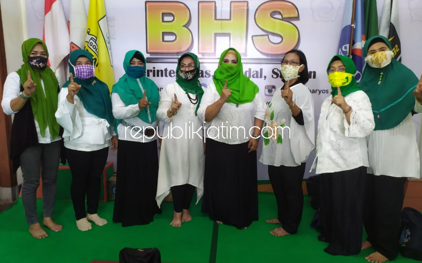 DUKUNGAN - Pengurus Forum Komunikasi Koperasi Wanita (FKKW) Sidoarjo menyatakan dukunganya ke paslon Bambang Haryo Soekartono dan M Taufiqulbar (BHS - Taufiq) yang disampaikan di Media Center BHS JL Diponegoro, Sidoarjo, Minggu (01/11/2020).