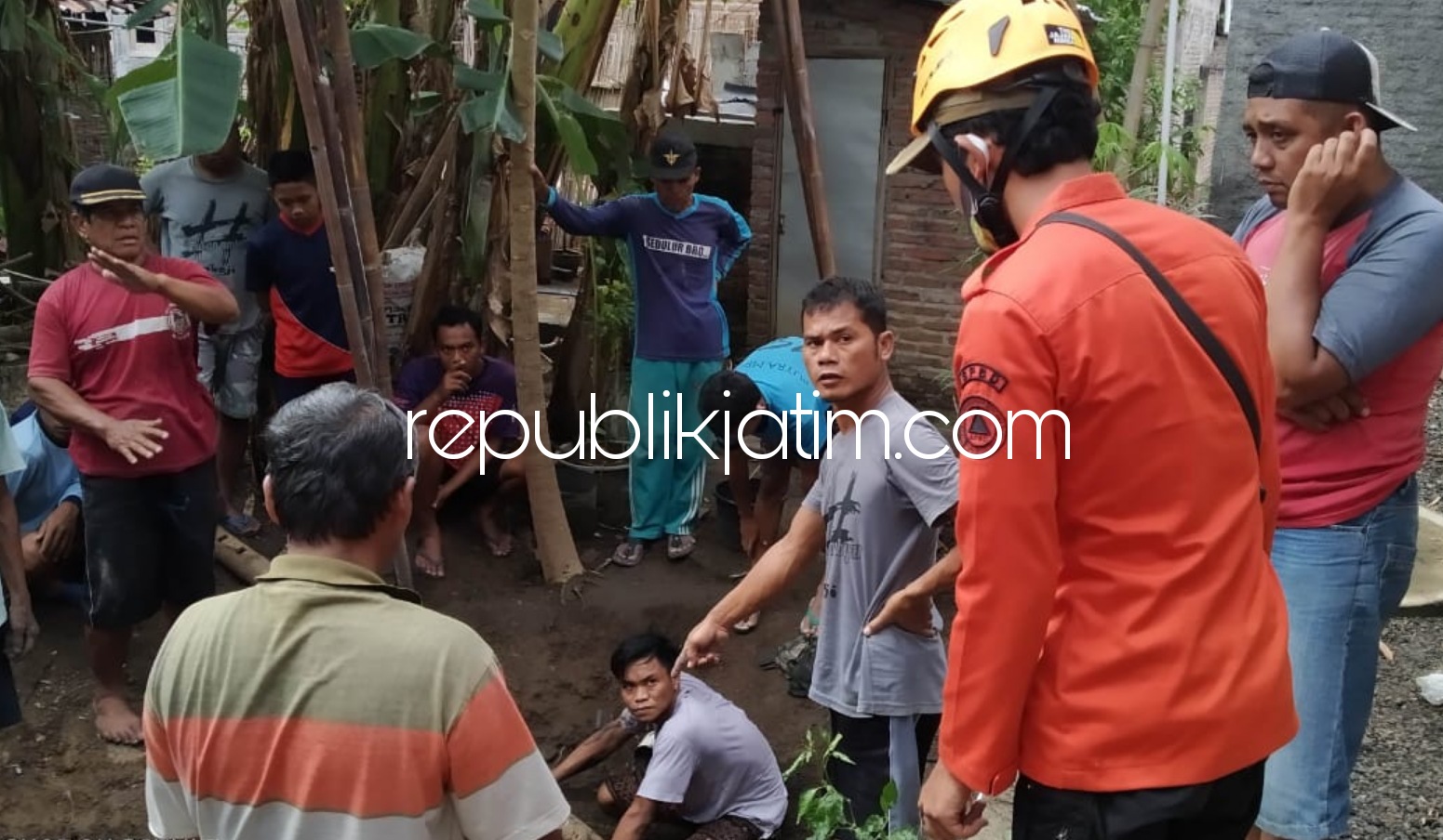 EVAKUASI - Tim BPBD Pemkab Ponorogo bersama warga bahu membahu mengevakuasi bangkai sapi dari dalam septic tank milik warga Desa Gelanglor, Kecamatan Sukorejo, Ponorogo, Sabtu (31/10/2020).