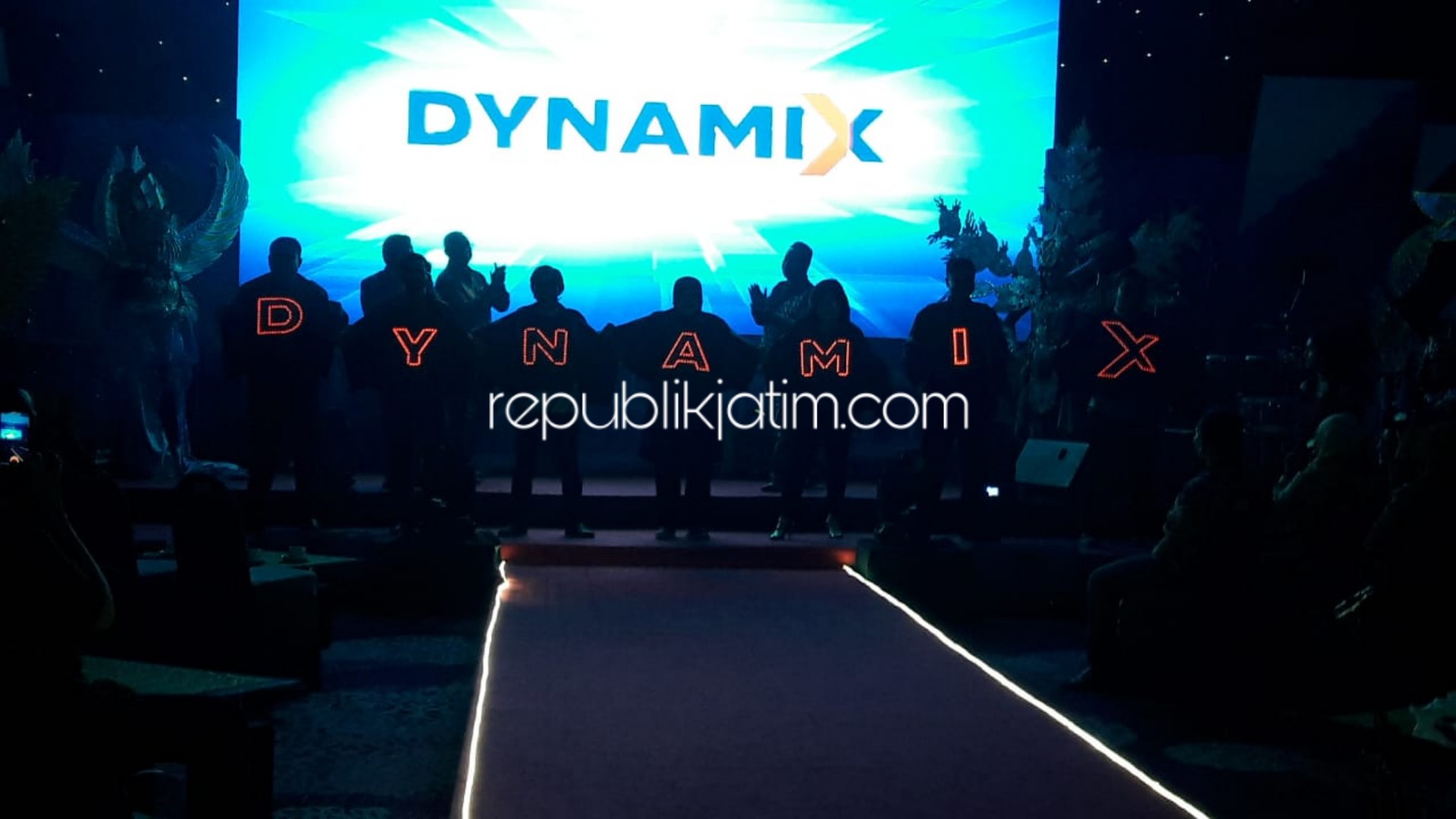 DYNAMIX - PT Solusi Bangun Indonesia Tbk (Semen Indonesia Group) mensosialisasikan pergantian nama dan logo dari Holchim ke Dynamix dihadapan ratusan kontraktor dan developer di Hall Fave Hotel Sidoarjo, Kamis (31/10/2019) malam.