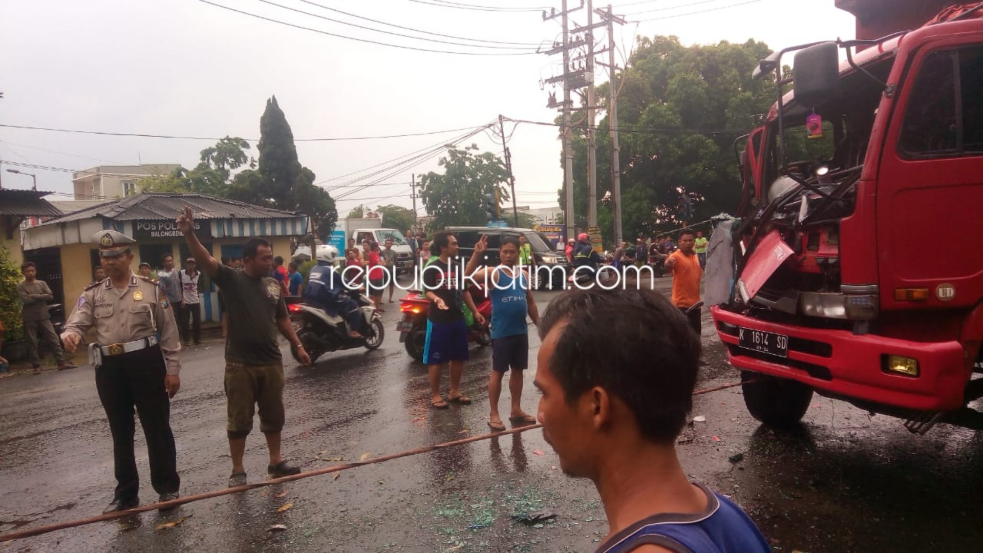 RINGSEK - Sebuah truk ringsek dan melintang diperempatan jalur Surabaya - Mojokerto, Desa Bakalan Wringinpitu, Kecamatan Balongbendo, Sidoarjo usai tabrakan beruntung melibtkan 3 kendaraan lainnya, Jumat (01/11/2019).