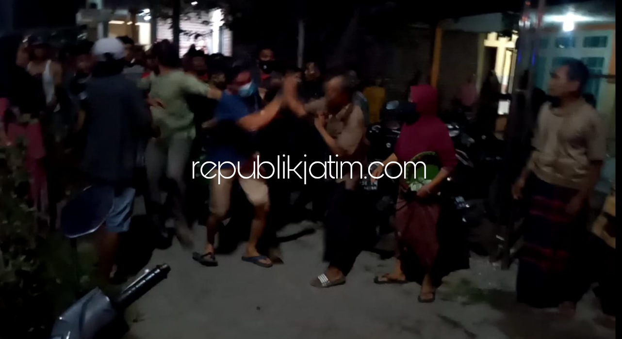 DIAMANKAN - Petugas Polsek Porong mengamankan, DS bapak tiri korban dugaan penganiayaan, RZ (3) yang diduga tewas dianiaya usai hampir dihajar warga, Senin (01/11/2021) malam.