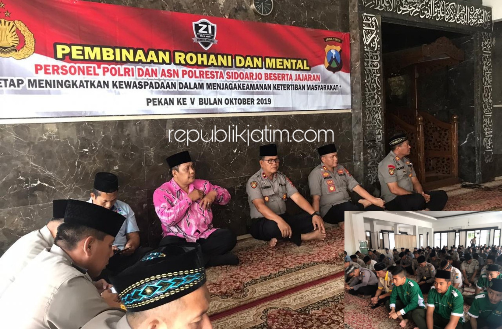 BINROHTAL - Ratusan anggota Polresta Sidoarjo yang beragama Islam mengikuti Binrohtal di Masjid As-Sidiq Polresta Sidoarjo, Kamis (31/10/19). 