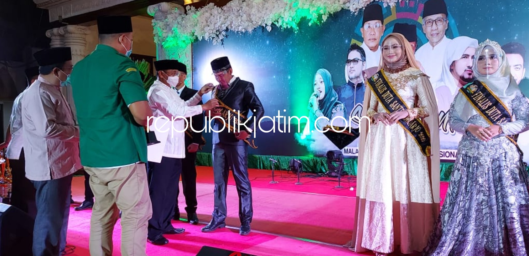 MALAM HSN - Malam puncak Hari Santri Nasional (HSN) ke 5 di Sidoarjo dimaknai Pj Bupati Sidoarjo, Hudiyono negara wajib mencerdaskan bangsa dan mensejahterahkan rakyatnya saat puncak HSN di Pendopo Delta Wibawa, Sabtu (31/10/2020) malam.