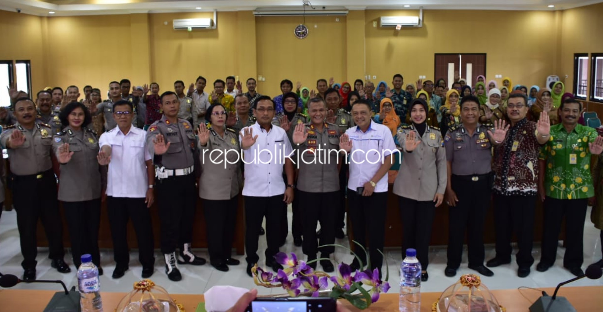 KOMITMEN - Tim Saber Pungli Polresta Sidoarjo bersama para Kepala Puskesmas di Sidoarjo menggelar acara Sosialisasi Bebas Pungli Puskesmas di Kantor BKD Pemkab Sidoarjo, Kamis (31/10/2019).