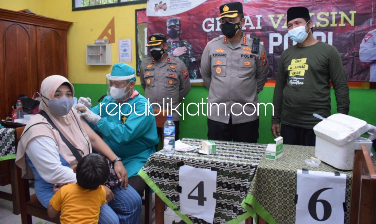 VAKSIN - Kapolresta Sidoarjo Kombespol Kusumo Wahyu Bintoro didampingi Kapolsek Krian Kompol Mukhlason dan Kasek SMP Al Ahmad M Sudi meninjau vaksinasi 1.500 dosis Sinovac di ruang pertemuan SMP Al Ahmad Krian, Selasa (02/11/2021).