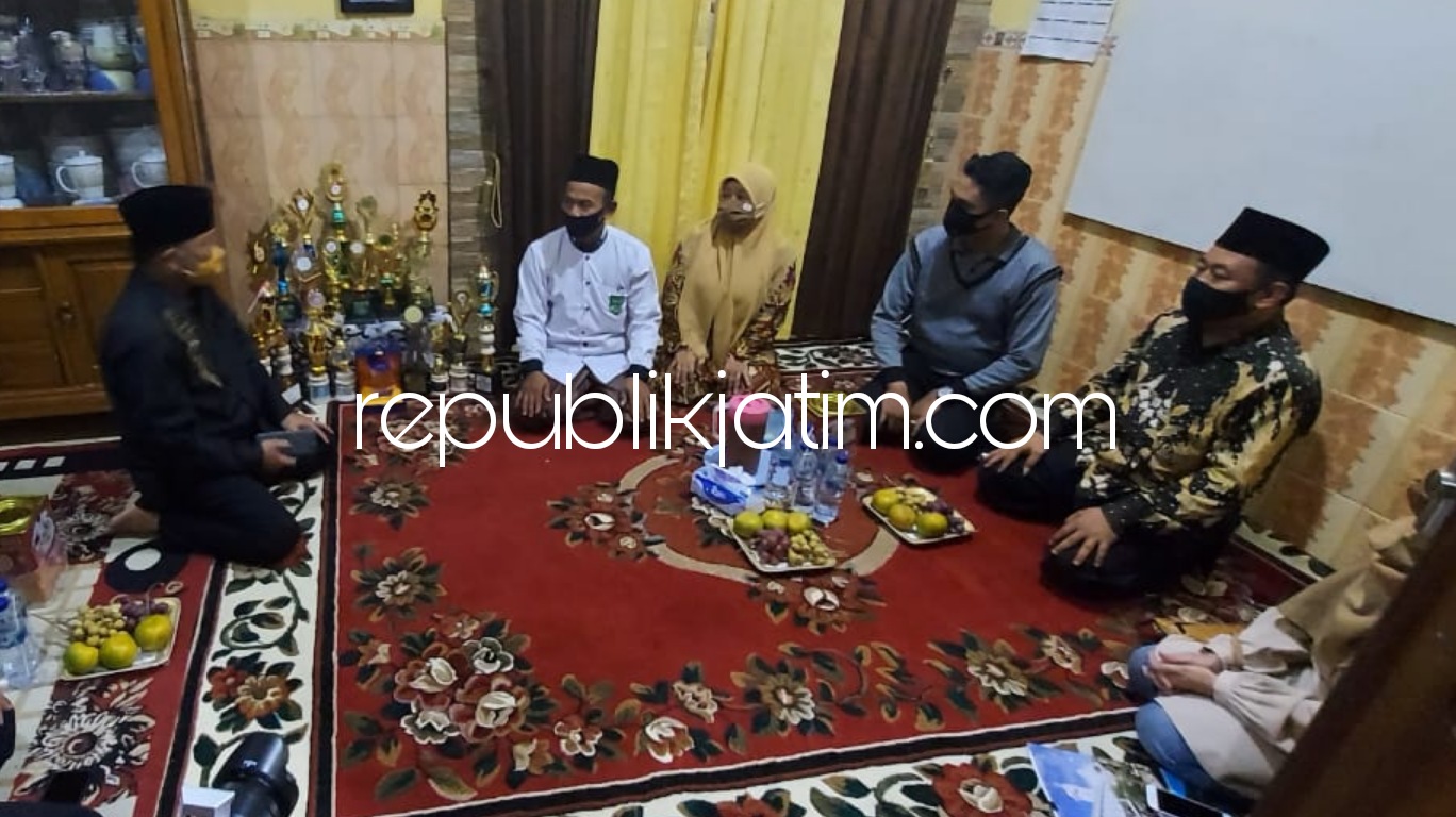 AJAK - Pj Bupati Sidoarjo, Hudiyono ajak kedua orangtua Wahid menyaksikan Grand Final KDI 2020 di MNC TV, Senin (02/11/2020). 