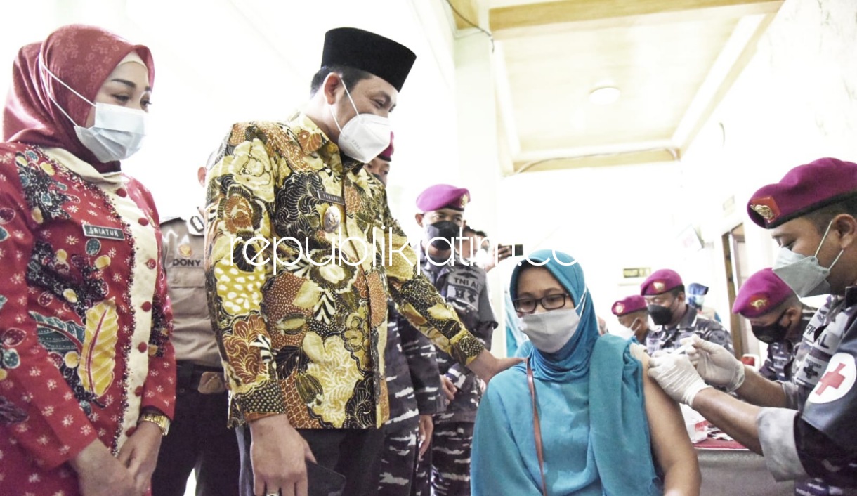 VAKSIN - Wabup Sidoarjo, Subandi bersama Komandan Rayon Angkatan Motor Pasukan Marinir 2, Letkol Marinir Agus Hariyanto meninjau vaksinasi di Balai Desa Pabean, Kecamatan Sedati, Sidoarjo, Selasa (02/11/2021).