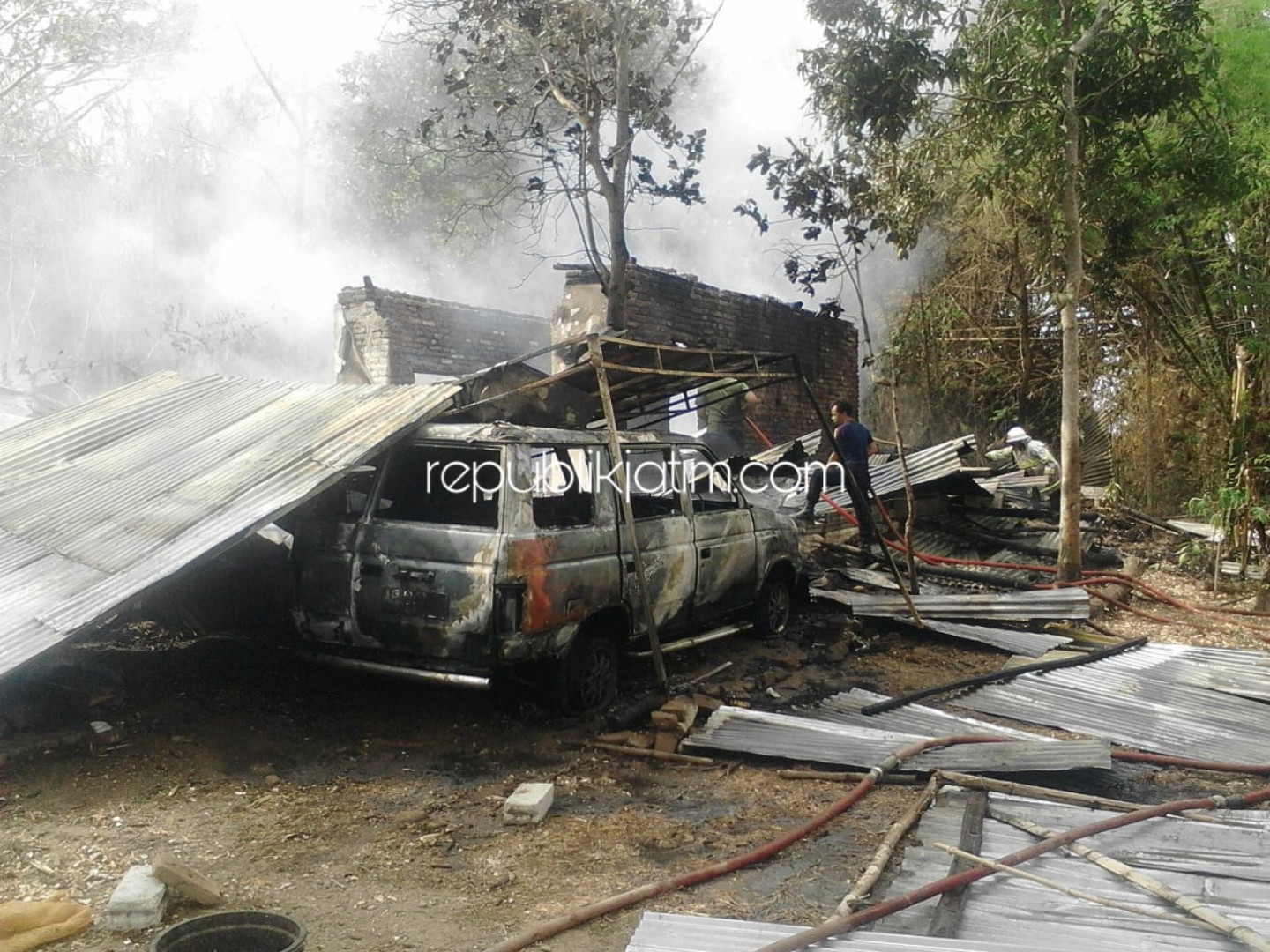 TERBAKAR - Kondisi rumah Sugeng Riyono alias Teguh warga Dusun Banjar, Desa Kradenan, Kecamatan Jetis, Ponorogo yang terbakar bersama mobilnya, Jumat (01/11/2019).