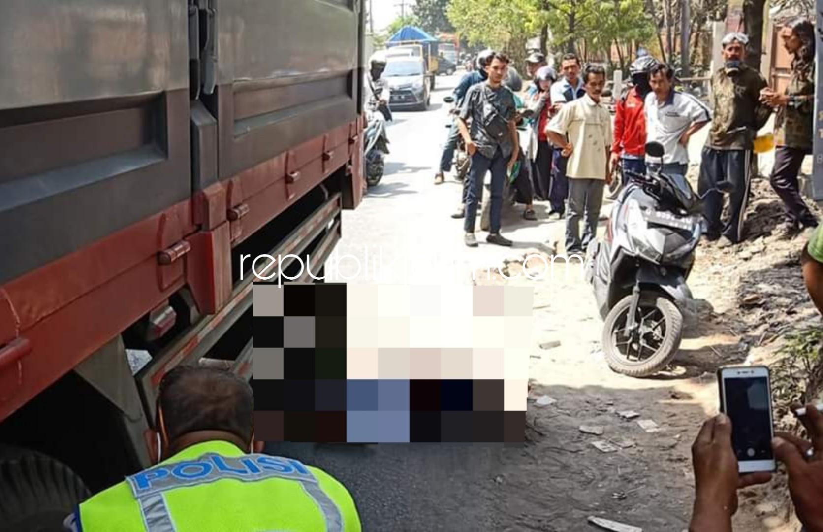 TEWAS - Korban kecelakaan, Taufan Deddy Prasetyo (19) warga Desa Mengatasi, Kecamatan Dukun, Gresik tewas di JL Raya Kletek, Kecamatan Taman, Sidoarjo, Jumat (02/11/2018).