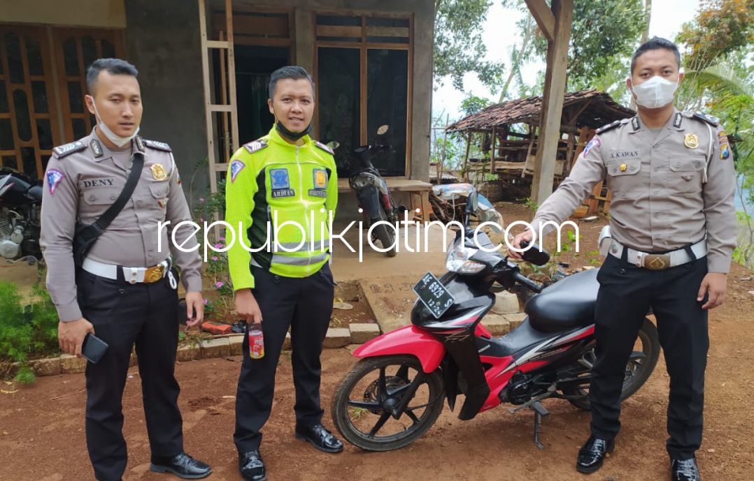 TERUNGKAP - Sejumlah petugas Unit Laka, Satuan Lantas Polres Ponorogo berhasil menemukan motor terduga yang terlibat tabrak lari, Selasa (02/11/2021).