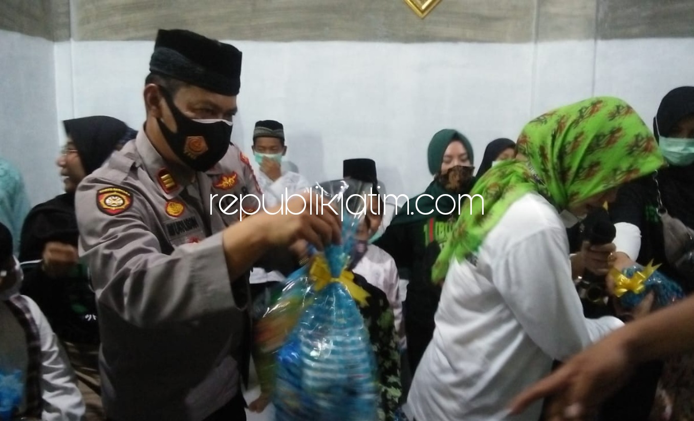 SANTUNAN - Sebanyak 32 anak yatim mendapatkan santunan dari Polsek Krian bersama Bonek (Bonita) di Panti Asuhan Al Hidayah, Desa Junwangi, Kecamatan Krian, Sidoarjo. Jumat (30/10/2020) sore. 