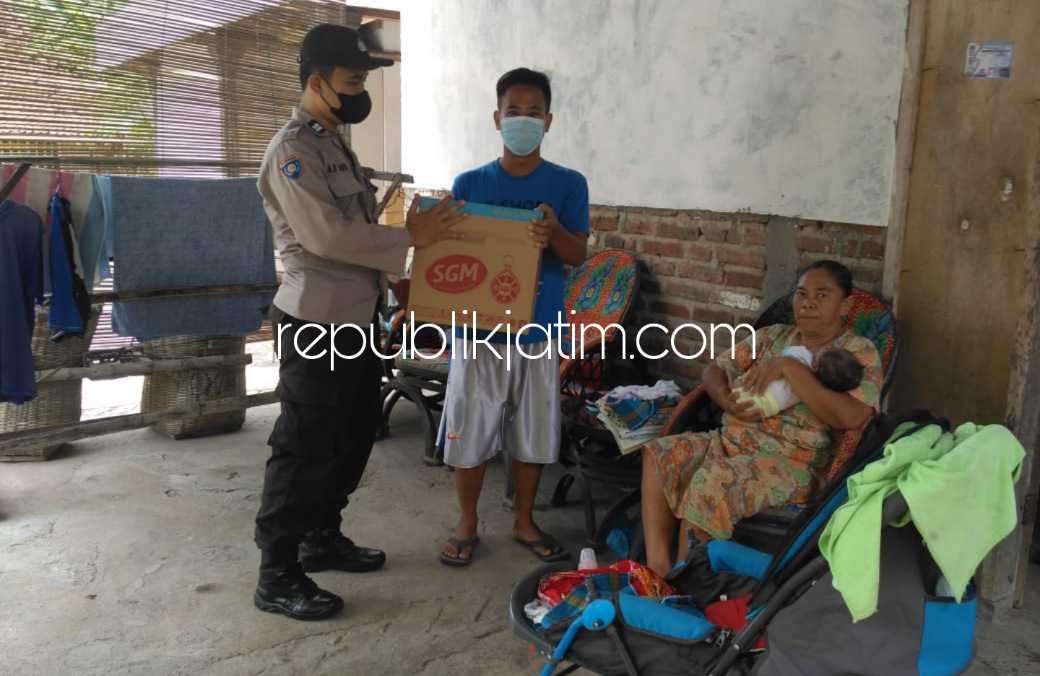 EMPATI - Rasa prihatin bayi berusia 4 hari ditinggal ibunya meninggal dunia karena diduga menderita Covid -19 membuat Aiptu Agus Bowo selalu memantau dan memberi bantuan susu ke bayi asal Desa Gontor, Kecamatan Mlarak, Ponorogo, Selasa (02/11/2021).