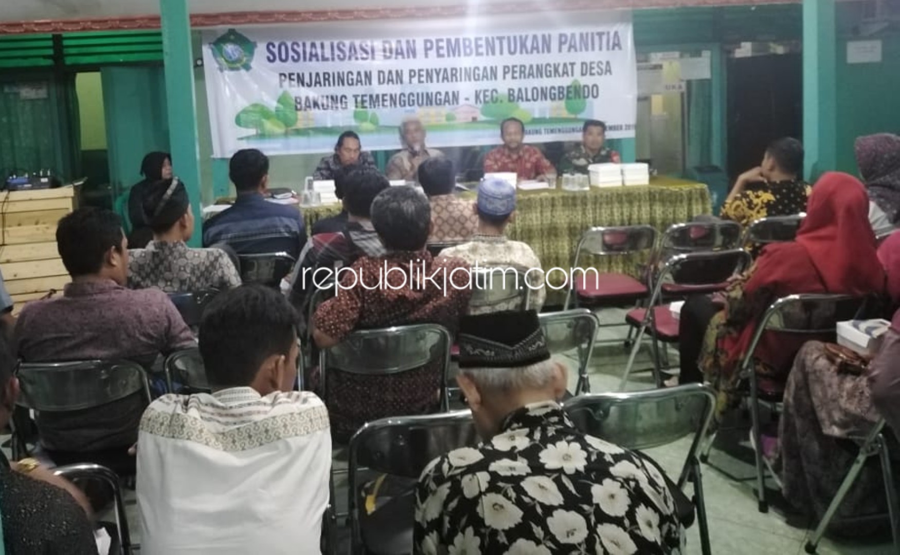 PANITIA - Pj Kades Bakung Temenggungan, Kecamatan Balongbendo, Sidoarjo, Heri Susetyo memimpin rapat penjaringan pembentukan Panitia Seleksi Perangkat Desa di pendopo balai desa setempat, Jumat (01/11/2019).