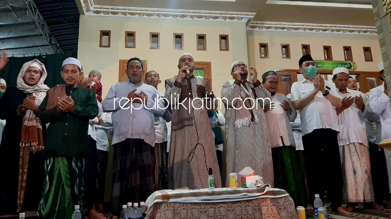 MAULIDAN - Jamaah Majelis Nuril Anwar menggelar acara maulidan dan sholawatan bersama para habaib dan sejumlah kiai di Desa Gampingrowo, Kecamatan Tarik, Sidoarjo, Senin (02/11/2020) malam. 