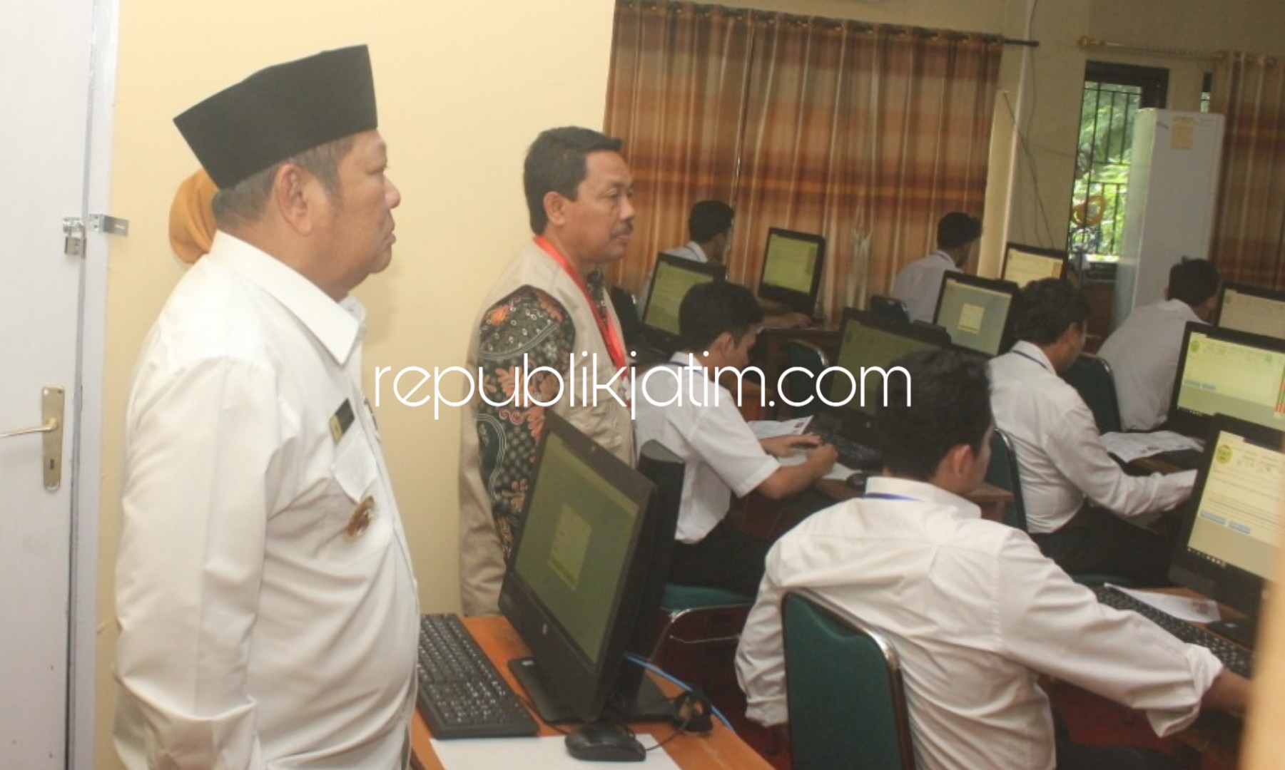 MEMANTAU - Bupati Sidoarjo, Saiful Ilah memantau pelaksanaan tes CPNS 2018 yang diikuti 6.700 peserta untuk mengisi kuota 473 CPNS Sidoarjo, Jumat (02/11/2018).