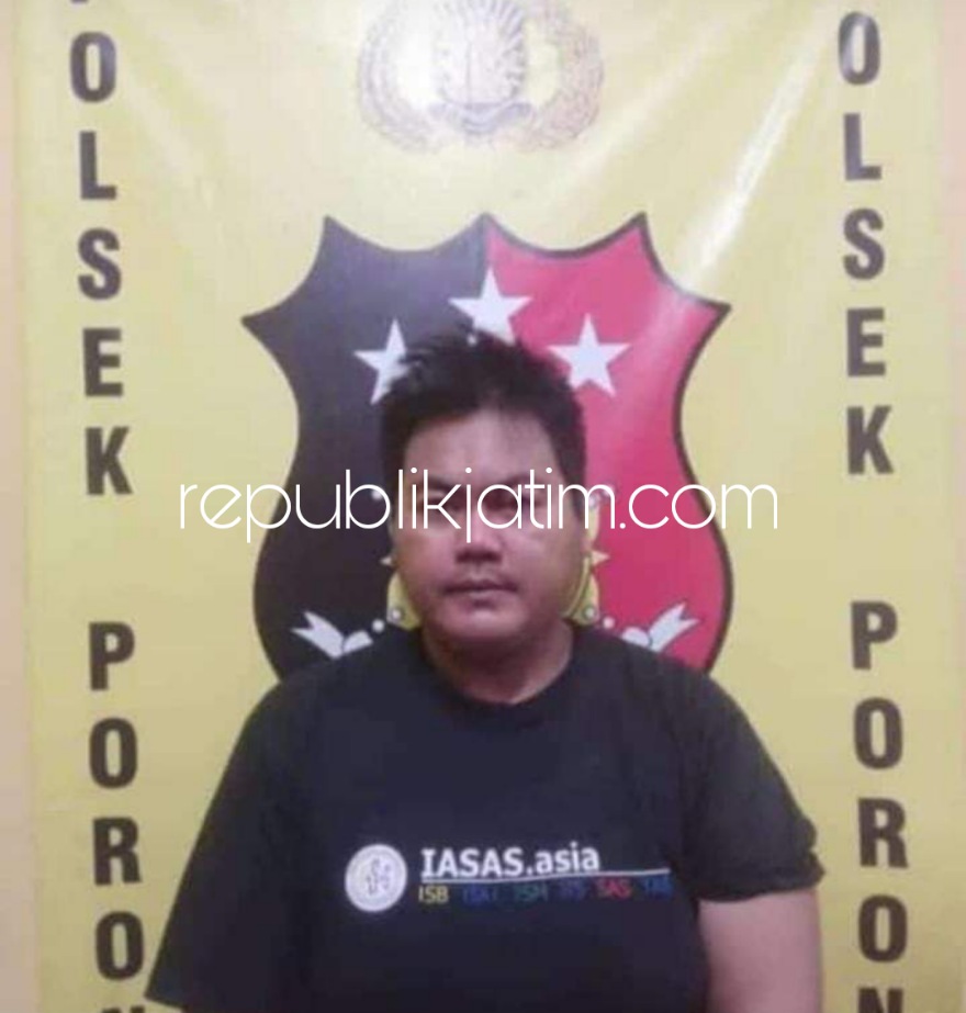 PELAKU - DS yang diduga sebagai bapak tiri penganiaya RZ (3) ditahan di Polsek Candi usai dimassa warga di Dusun Kedungkampil, Desa Kedungsolo, Kecamatan Porong, Sidoarjo, Senin (01/11/2021) malam.