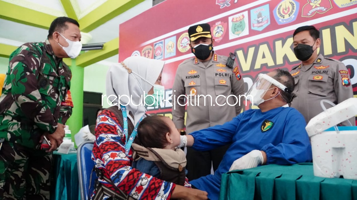 VAKSIN - Kapolresta Sidoarjo Kombes Pol Kusumo Wahyu Bintoro bersama Wakil Ketua Bidang Organisasi IPSI Sidoarjo, Jaka Priwahono meninjau pelaksanaan vaksin sebanyak 1.500 dosis di Balai Desa Tropodo, Kecamatan Waru, Sidoarjo, Rabu (03/11/2021).