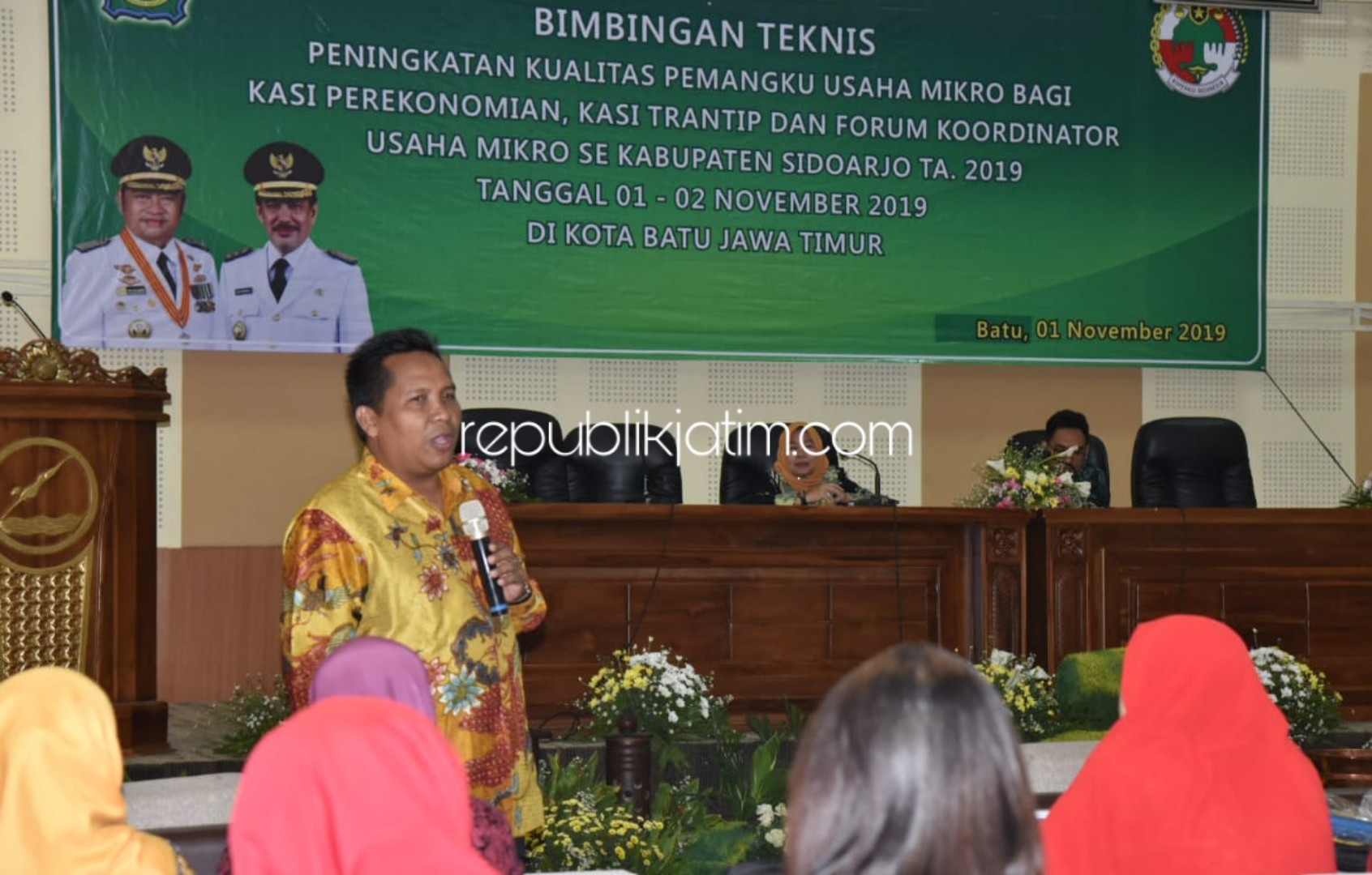 PAPARAN - Kepala Dinas Koperasi dan Usaha Mikro Pemkab Sidoarjo Moh Ainur Rahman memberikan paparan untuk 100 peserta Bimtek Peningkatan Kualitas Pemangku Usaha Mikro Kecamatan se Sidoarjo di Hotel Selecta Taman Rekreasi Batu, Jumat (01/10/2019).