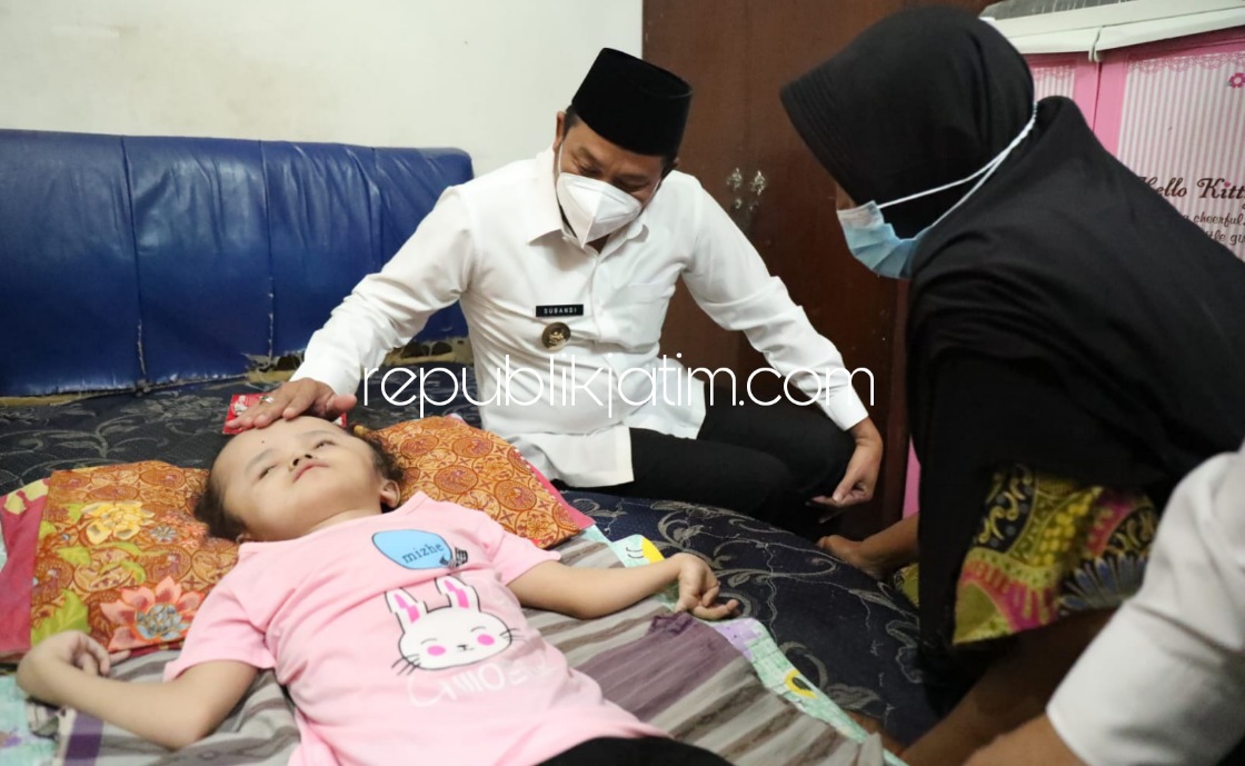 HIDROSEFALUS - Rasya Rizki Aisya (5) penderita hidrosefalus hanya bisa berbaring ditempat tidurnya ditemani Neneknya, Sukartini (62) dijenguk Wabup Sidoarjo Subandi di rumah kontrakannya Desa Tenggulunan, Kecamatan Candi, Sidoarjo, Rabu (03/11/2021).