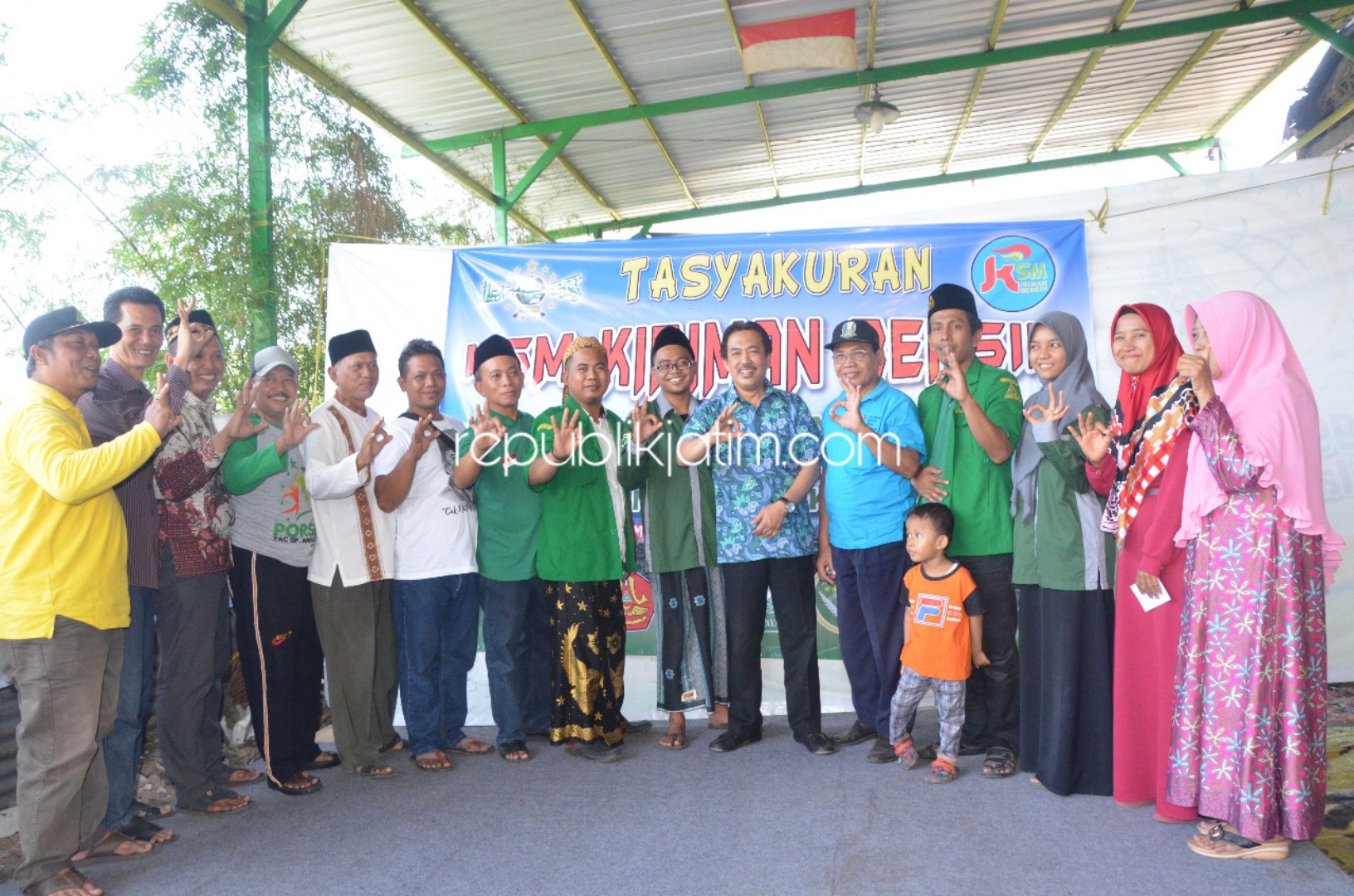 BANTUAN - Ketua KSM Kiriman Bersih, Solikan menyerahkan hasil pengelolaan sampah TPST KSM Kiriman Bersih kepada Banom- Banom NU didampingi Wabup Sidoarjo, Nur Ahmad Syaifuddin, Minggu (03/11/2019).