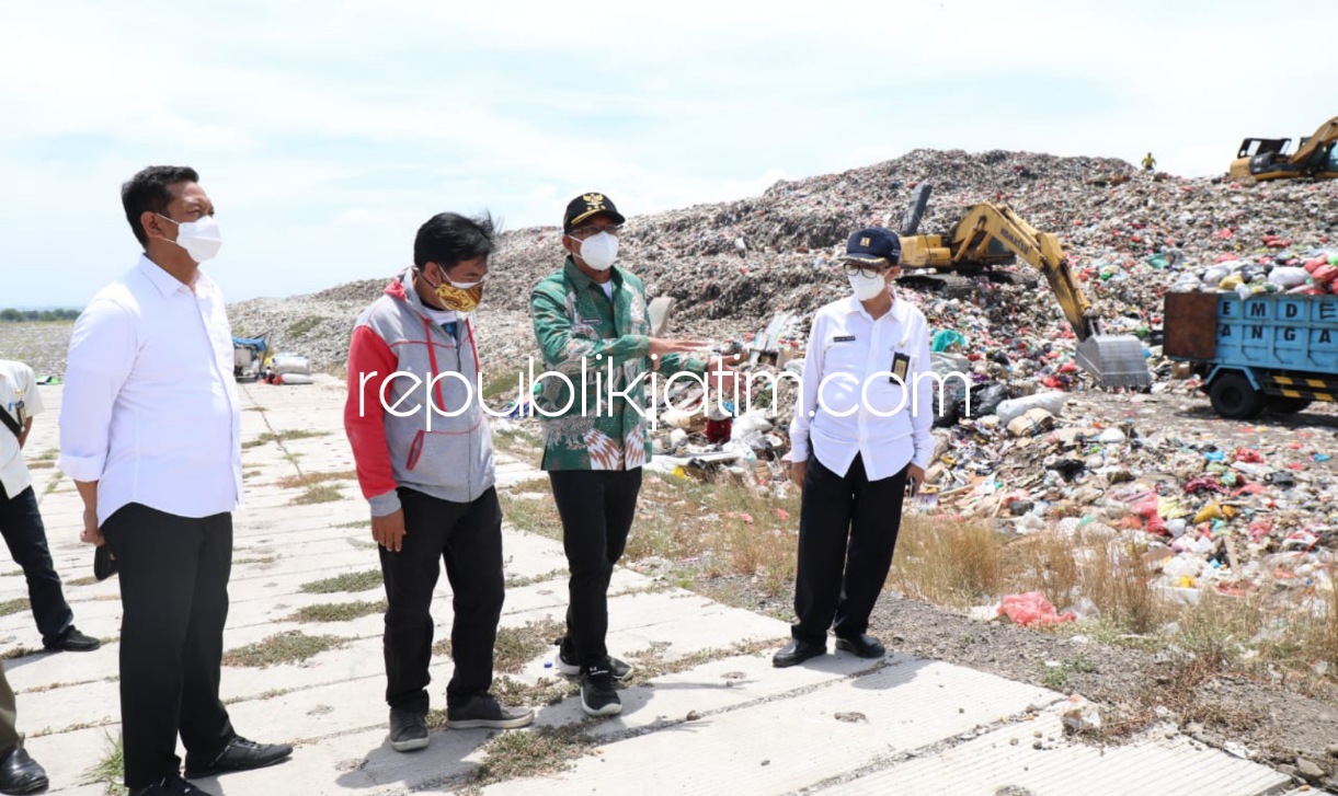 SIDAK - Bupati Sidoarjo, Ahmad Muhdlor Ali (Gus Muhdlor) saat sidak di Tempat Pembuangan Akhir (TPA) Jabon, Sidoarjo ditemani Kepala DLHK Pemkab Sidoarjo, M Bahrul Amiq, Rabu (03/11/2021). 