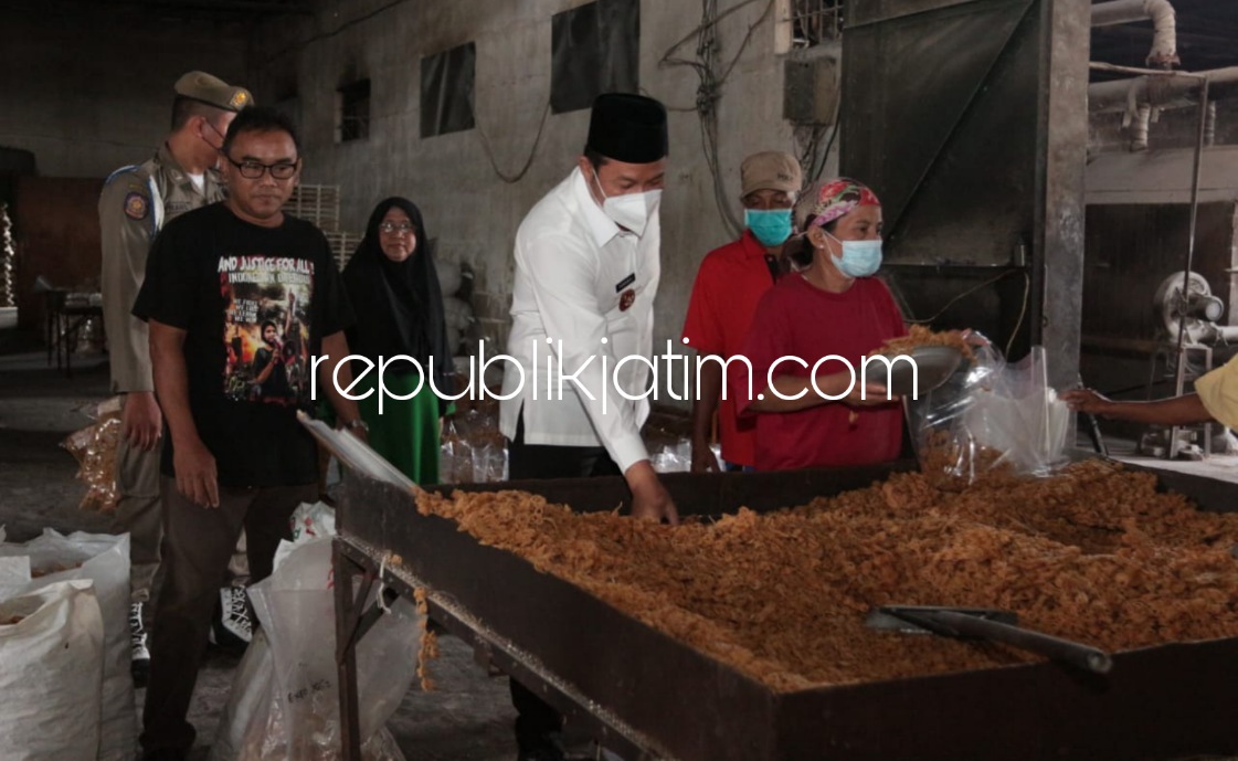 TINDAK - Wabup Sidoarjo, Subandi secara tegas meminta para oknum yang selama ini mengganggu pelaku usaha agar berhenti daripada akan menindak tegas oknum saat sidak industri kerupuk CV Sumber Karya Desa Terik Kecamatan Krian, Sidoarjo, Rabu (03/11/2021).