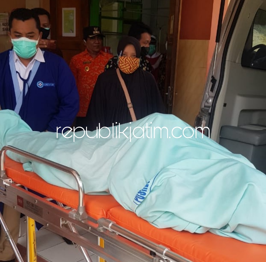 BERPULANG - Anggota DPRD Pacitan, Sabarudin Achmad (71) berpulang (meninggal) mendadak di Pendopo Kecamatan Ngadirojo dievakuasi petugas ke rumah duka dengan mobil ambulance, Selasa (03/11/2020).