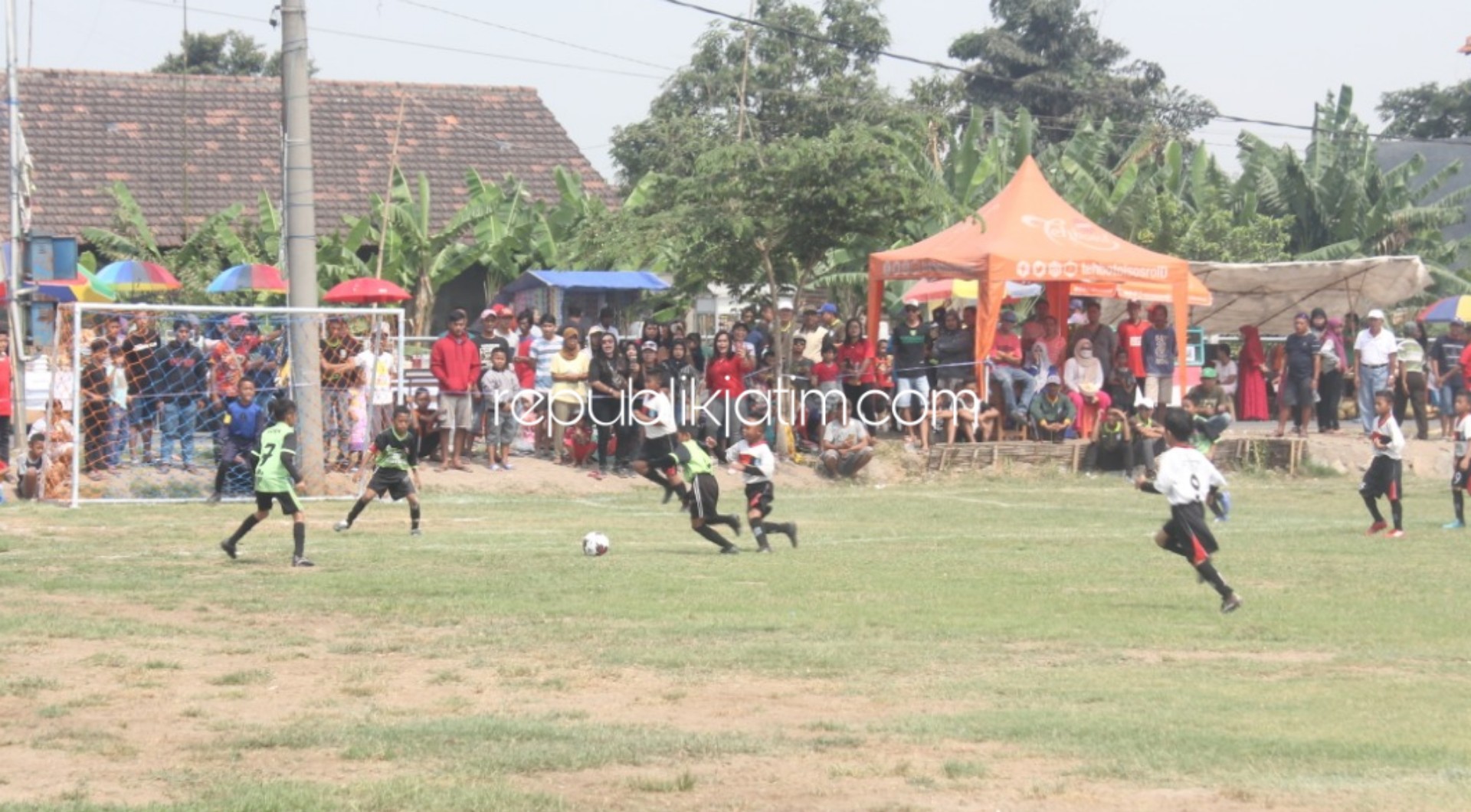 LAGA PEMBUKA - Pembukaan laga U-10 antara SSB New Star Salam (Sidoarjo) melawan SSB Putra Jabon 2 x 15 menit dimenangi SSB Putra Jabon dengan hasil akhir skor 3-1, Minggu (03/11/2019).