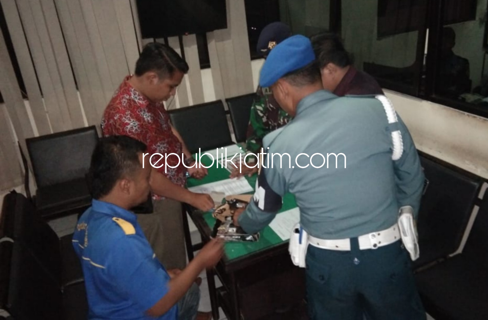 DIGAGALKAN - Aksi penyelundupan Senjata Api (Senpi) laras pendek berupa pistol dan 47 butir peluru melalui paket di Cargo Bandara Juanda berhasil digagalkan petugas Satgaspam, Sabtu (03/11/2018).