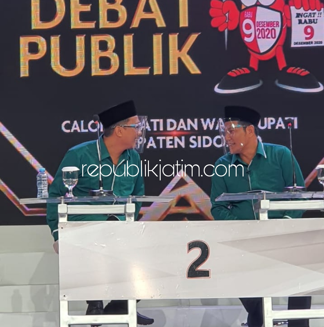 KOMPAK - Paslon Nomor urut 2, Ahmad Muhdlor Ali (Gus Muhdlor) - Subandi tampak kompak dan saling mengisi dalam Debat Publik Perdana yang digelar di televisi swasta lokal, Selasa (03/11/2020) malam.