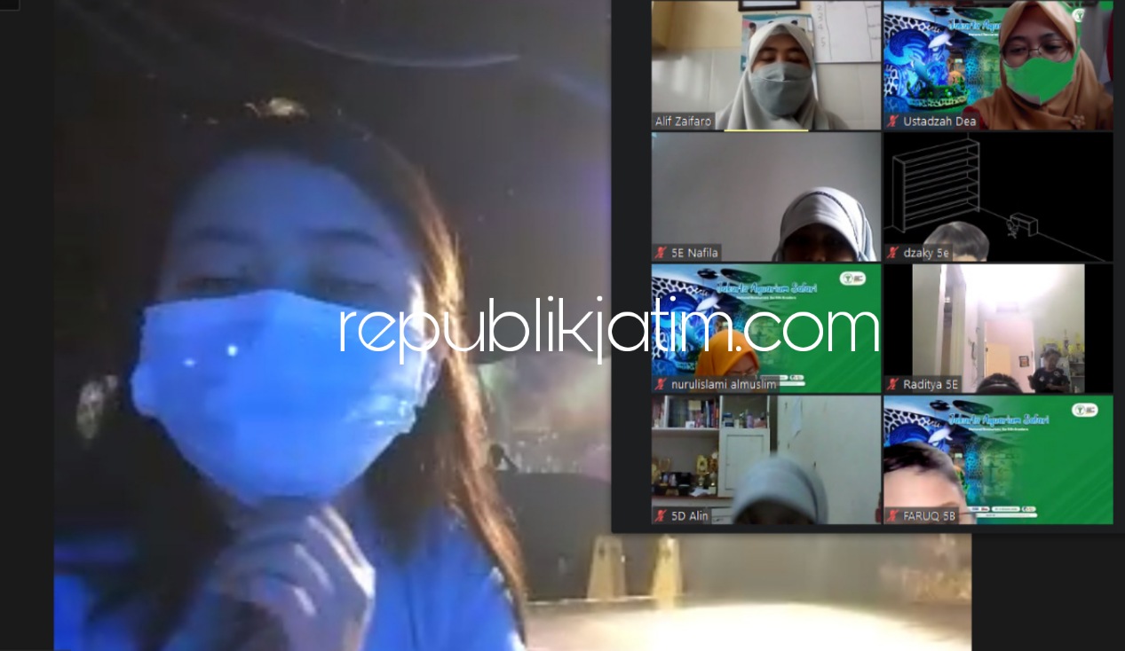BELAJAR - Siswa kelas V mengikuti Studi Lapangan SD Al Muslim secara Virtual Tour Live Fun and Interactive dipandu Inggrit memicu rasa ingin tahu di Jakarta Aquarium Safari di Neo Soho Mall LG - LM 101 Jl Letjend S Parman Kav 28 Jakarta, Kamis (04/11/202